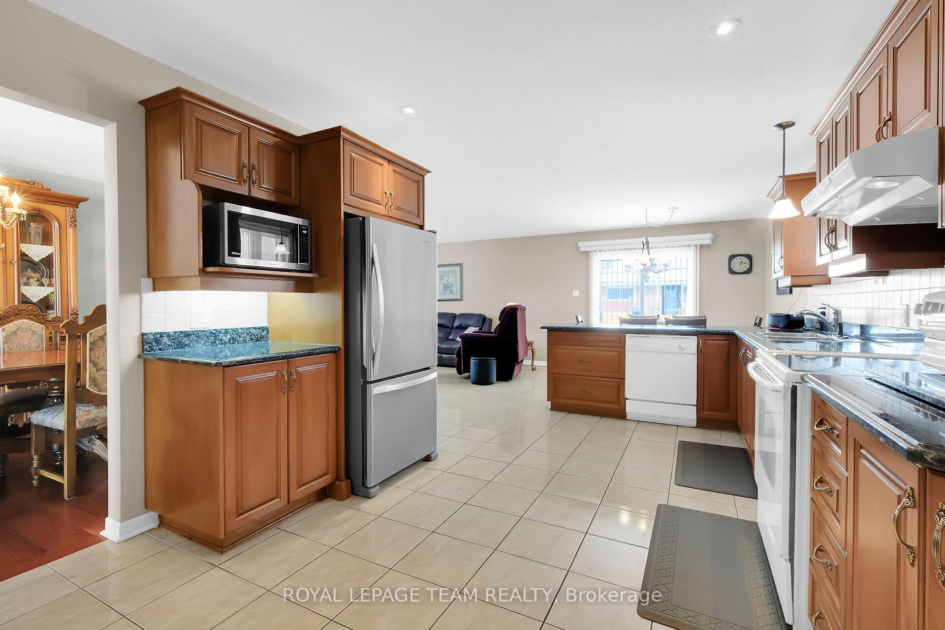 Photo 11 of 7 Beaverton Avenue, Ottawa, City View/Skyline/Fisher Heights/Parkwood Hills — HOMEH