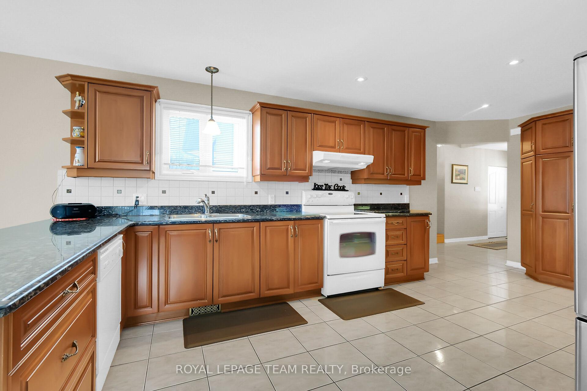 Photo 10 of 7 Beaverton Avenue, Ottawa, City View/Skyline/Fisher Heights/Parkwood Hills — HOMEH