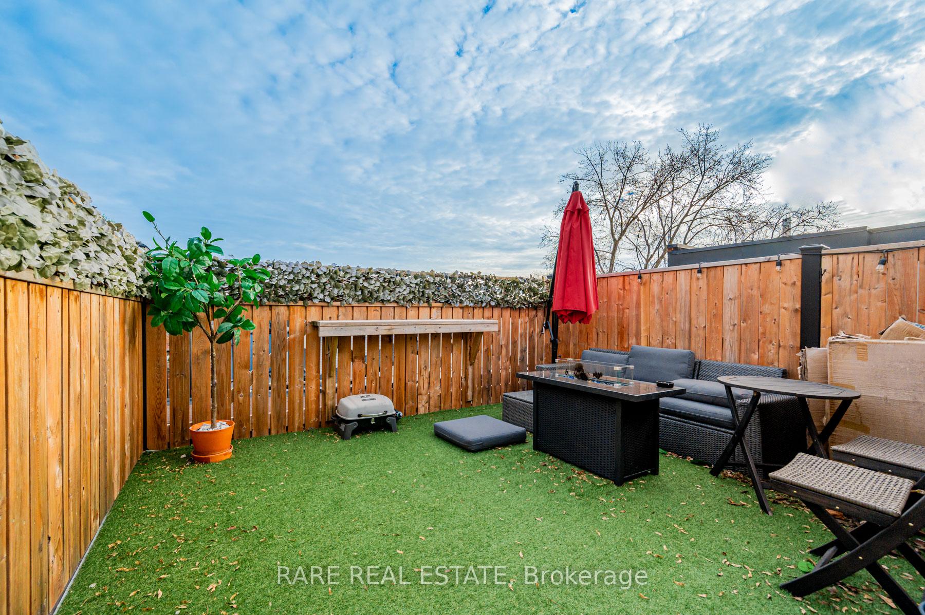 Photo 3 of Unit #5, 2B Minto Street, Toronto, Greenwood-Coxwell — HOMEH