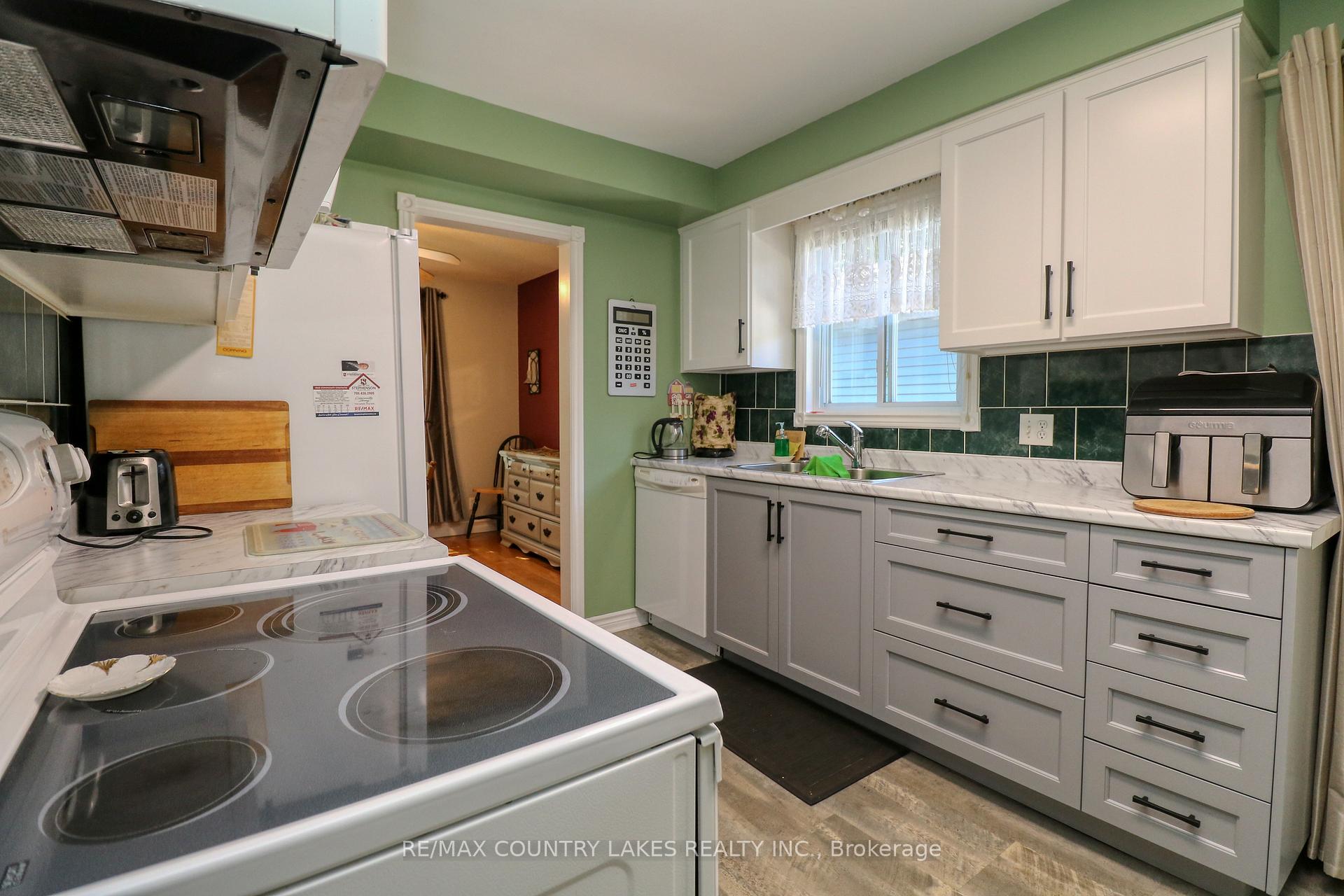 Photo 10 of 588 Main Street E, Brock, Beaverton — HOMEH