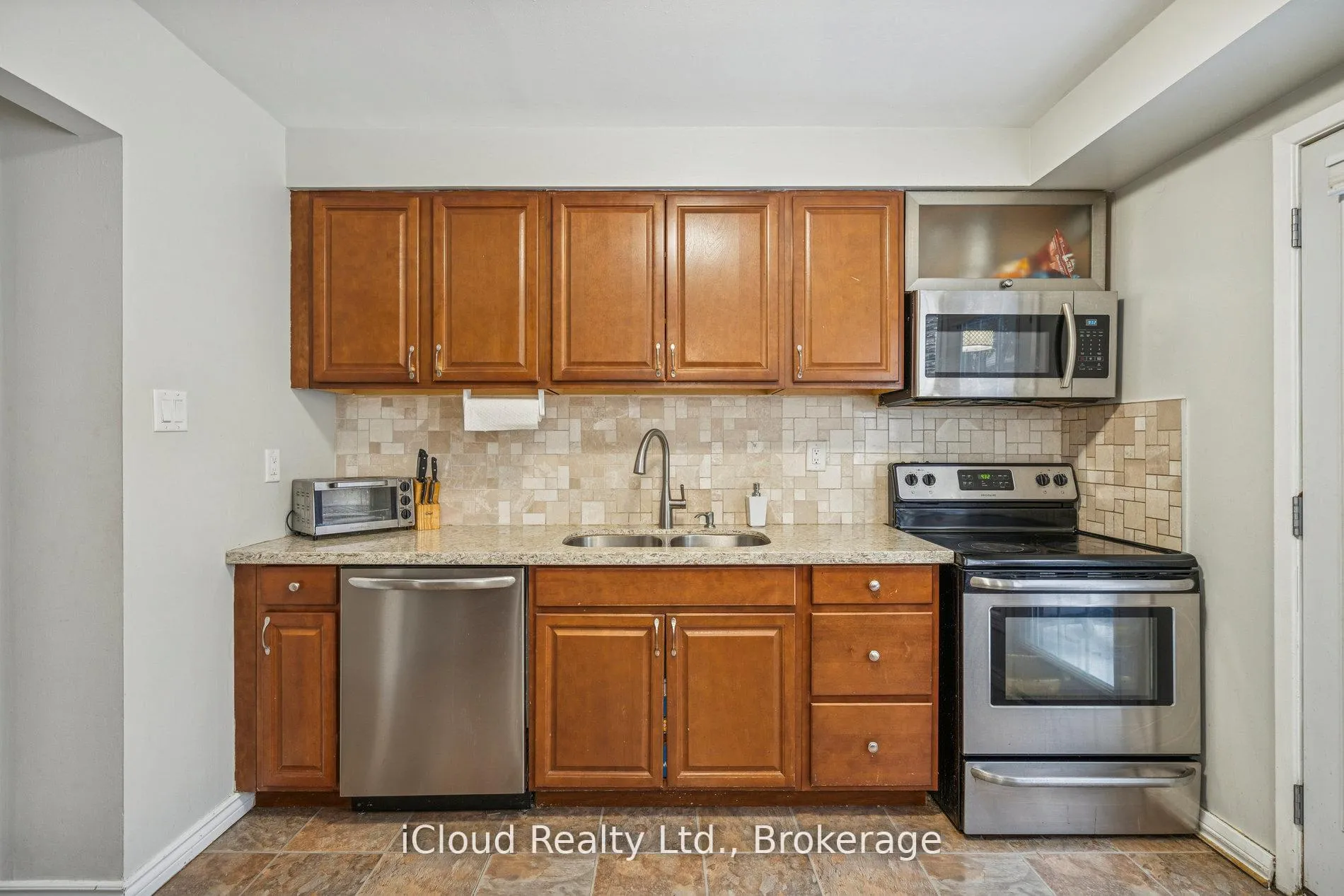 Photo 16 of 36 Berkshire Square E, Brampton, Heart Lake East — HOMEH