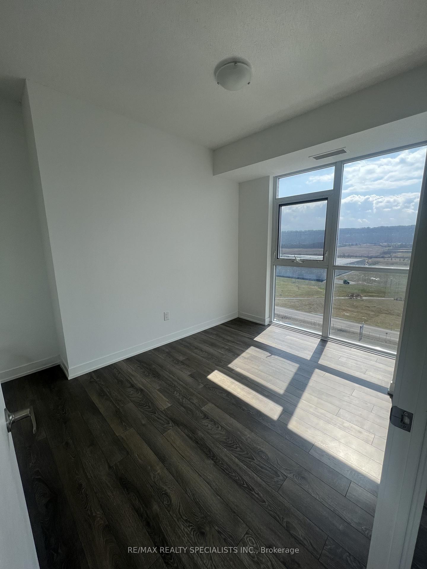 Photo 15 of Unit 804, 550 North Service Road, Grimsby, Grimsby Beach — HOMEH