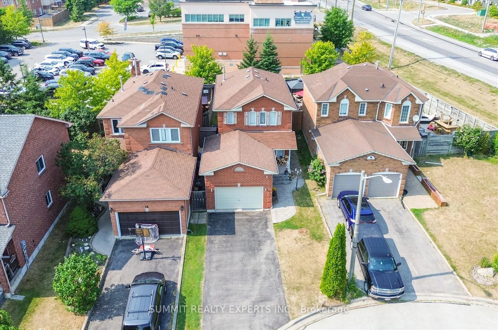 Photo 3 of 16 Candler Court, Clarington, Bowmanville — HOMEH
