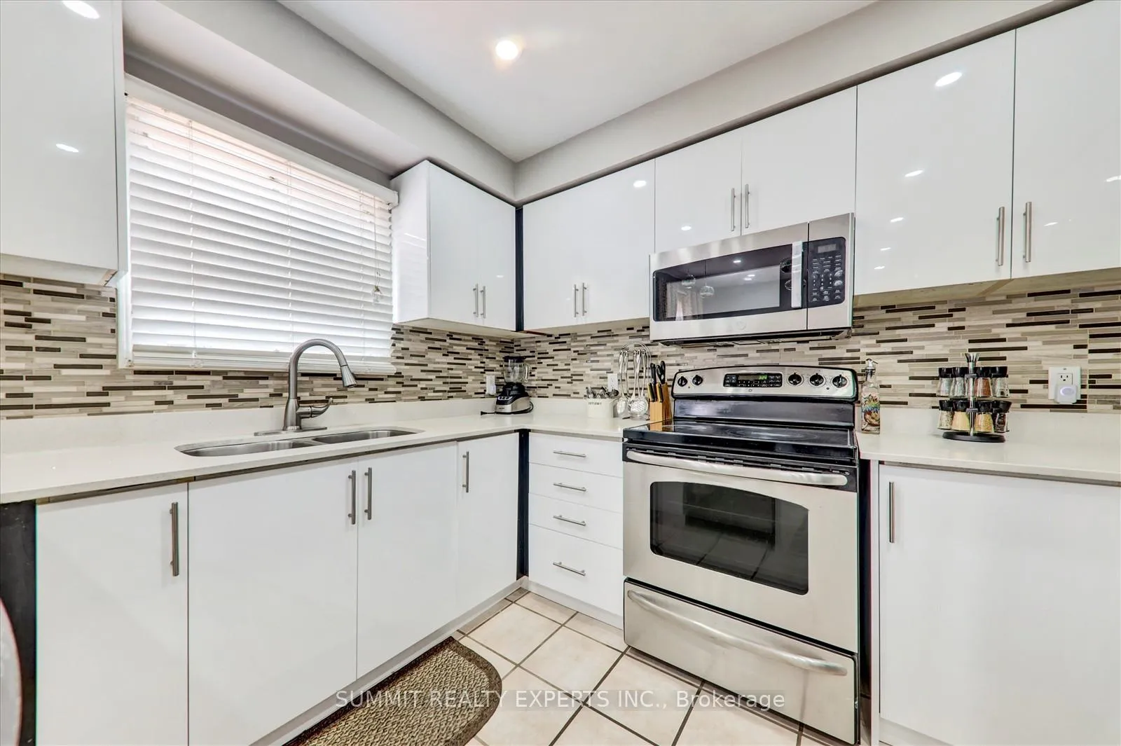 Photo 13 of 16 Candler Court, Clarington, Bowmanville — HOMEH