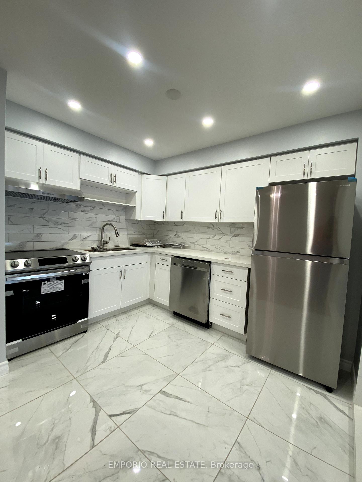 Photo 2 of Unit 193, 16 Springfair Avenue N, Aurora, Aurora Village — HOMEH