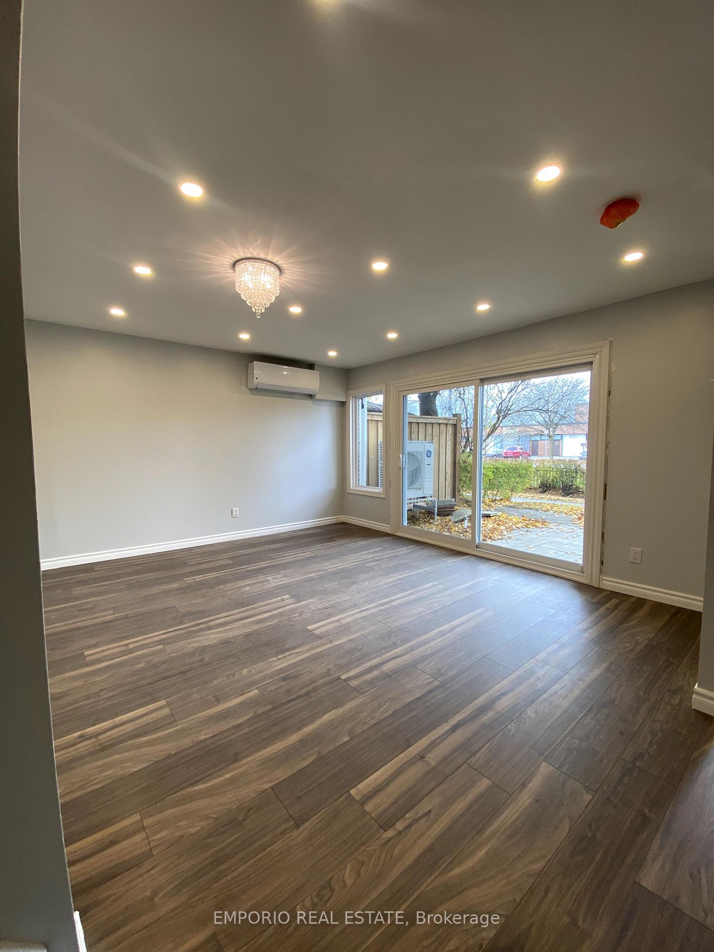 Photo 4 of Unit 193, 16 Springfair Avenue N, Aurora, Aurora Village — HOMEH