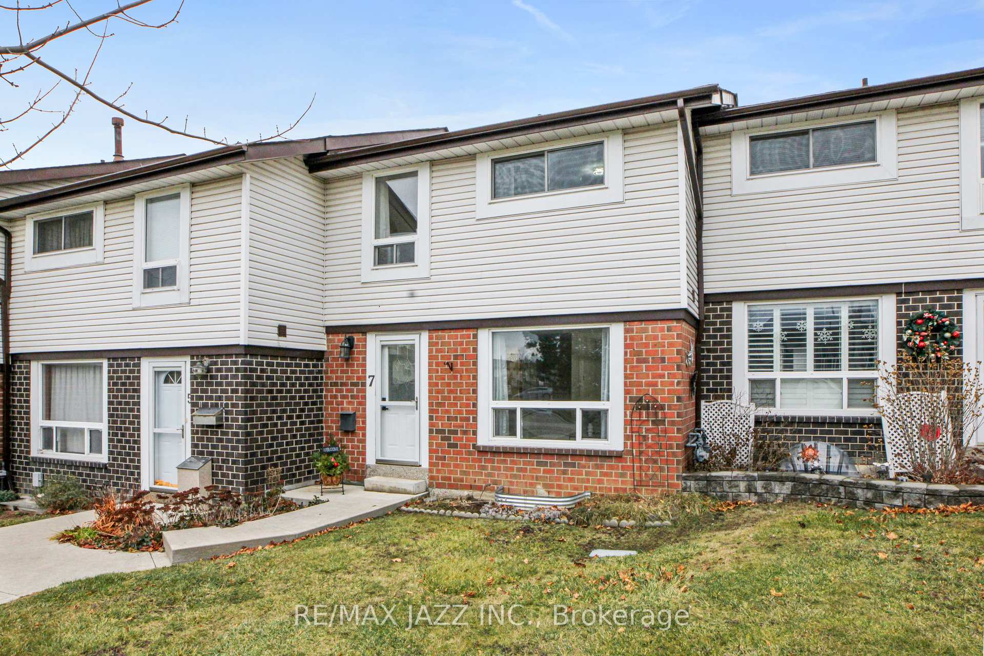Photo 2 of 7 Groves Lane, Ajax, South East — HOMEH