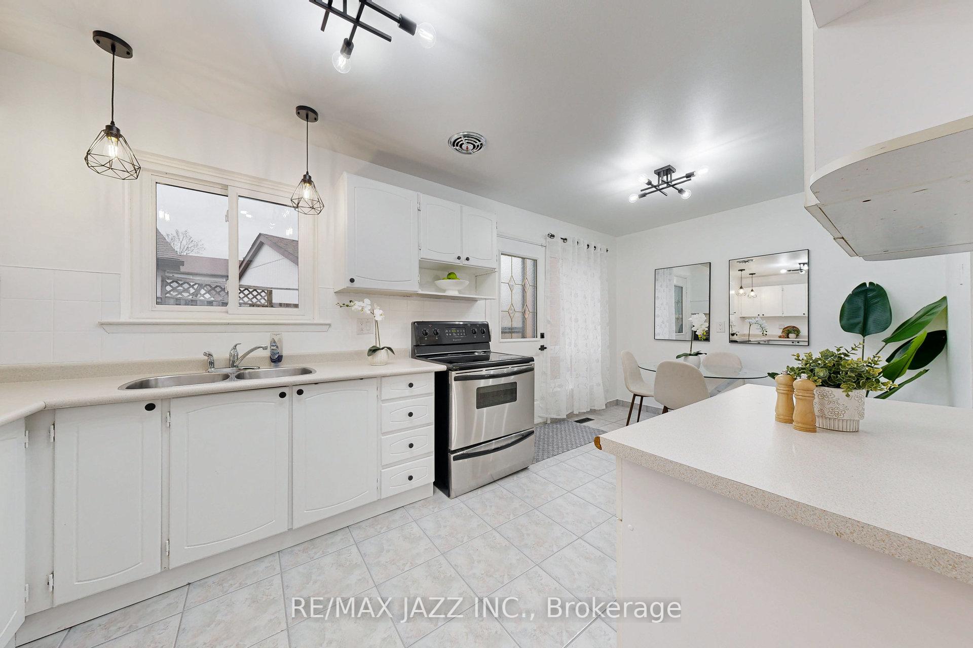 Photo 12 of 7 Groves Lane, Ajax, South East — HOMEH
