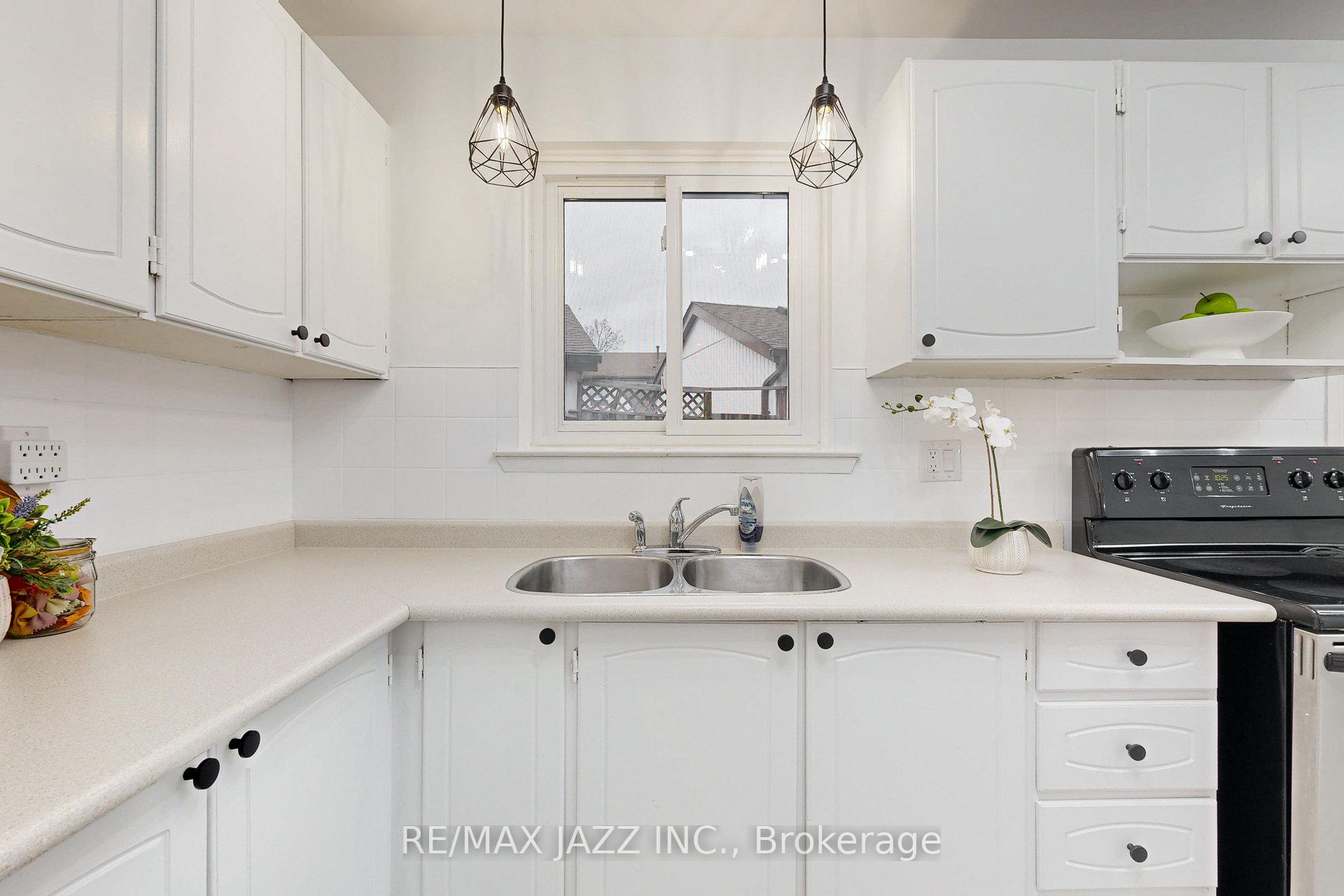 Photo 13 of 7 Groves Lane, Ajax, South East — HOMEH