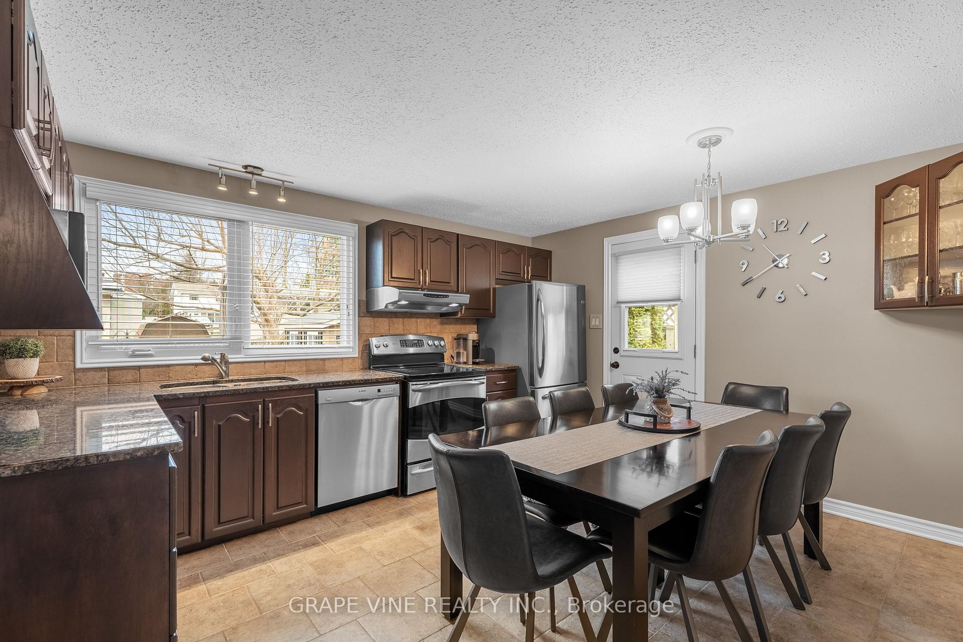Photo 10 of 58 Charkay Street, Ottawa, Borden Farm/Stewart Farm/Carleton Heights/Parkwood Hills — HOMEH