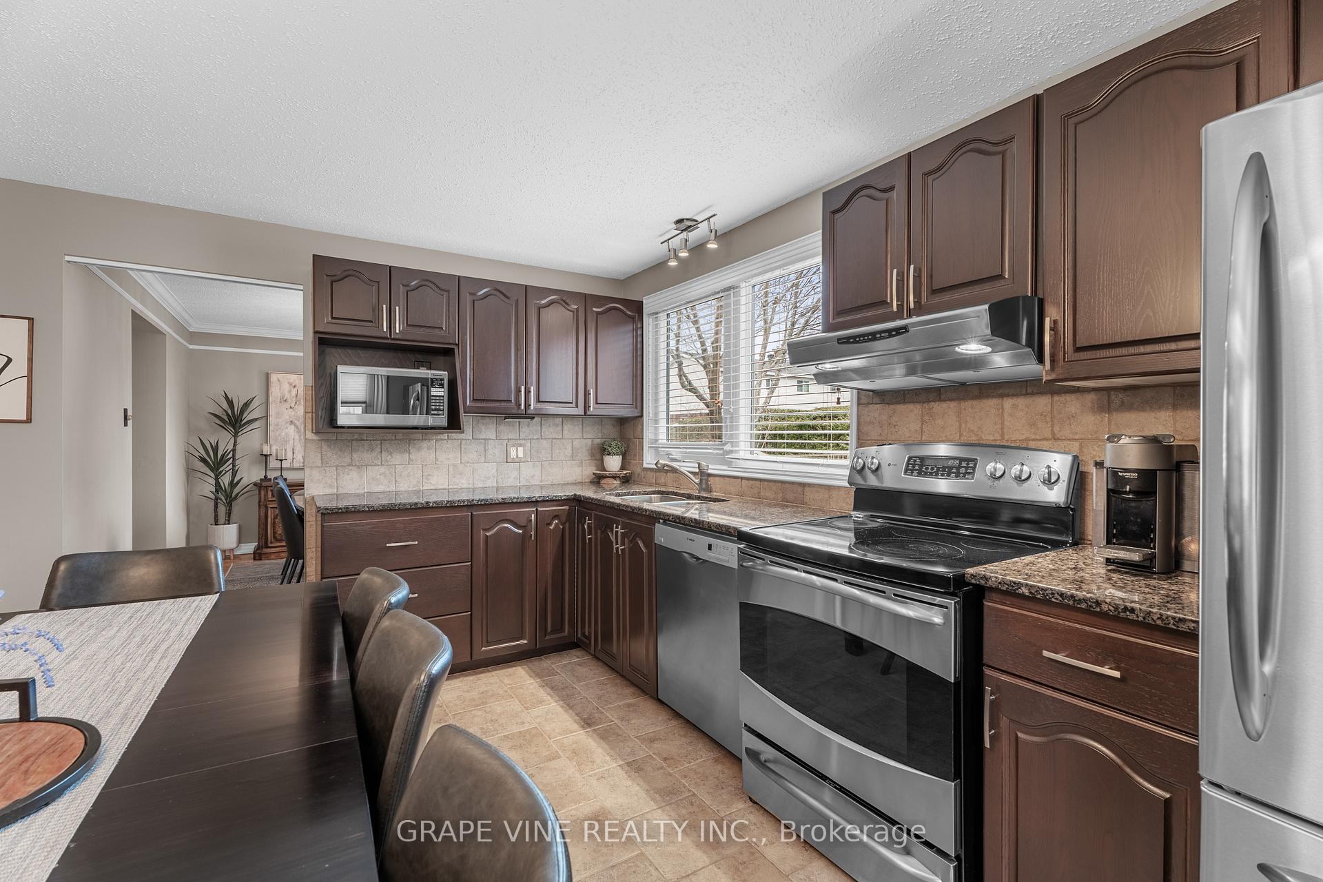 Photo 11 of 58 Charkay Street, Ottawa, Borden Farm/Stewart Farm/Carleton Heights/Parkwood Hills — HOMEH