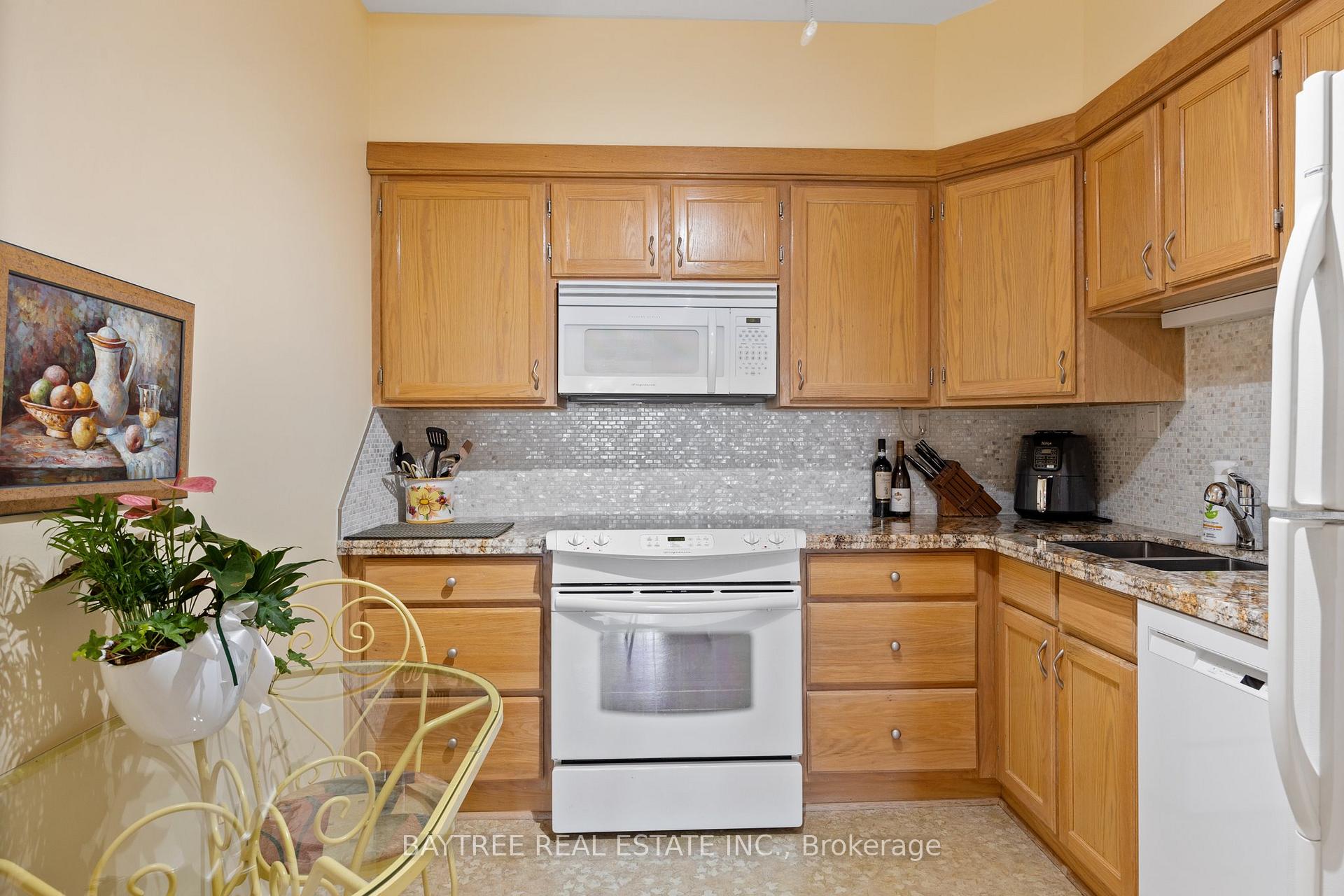 Photo 8 of Unit 803, 3663 Riverside Drive E, Windsor — HOMEH