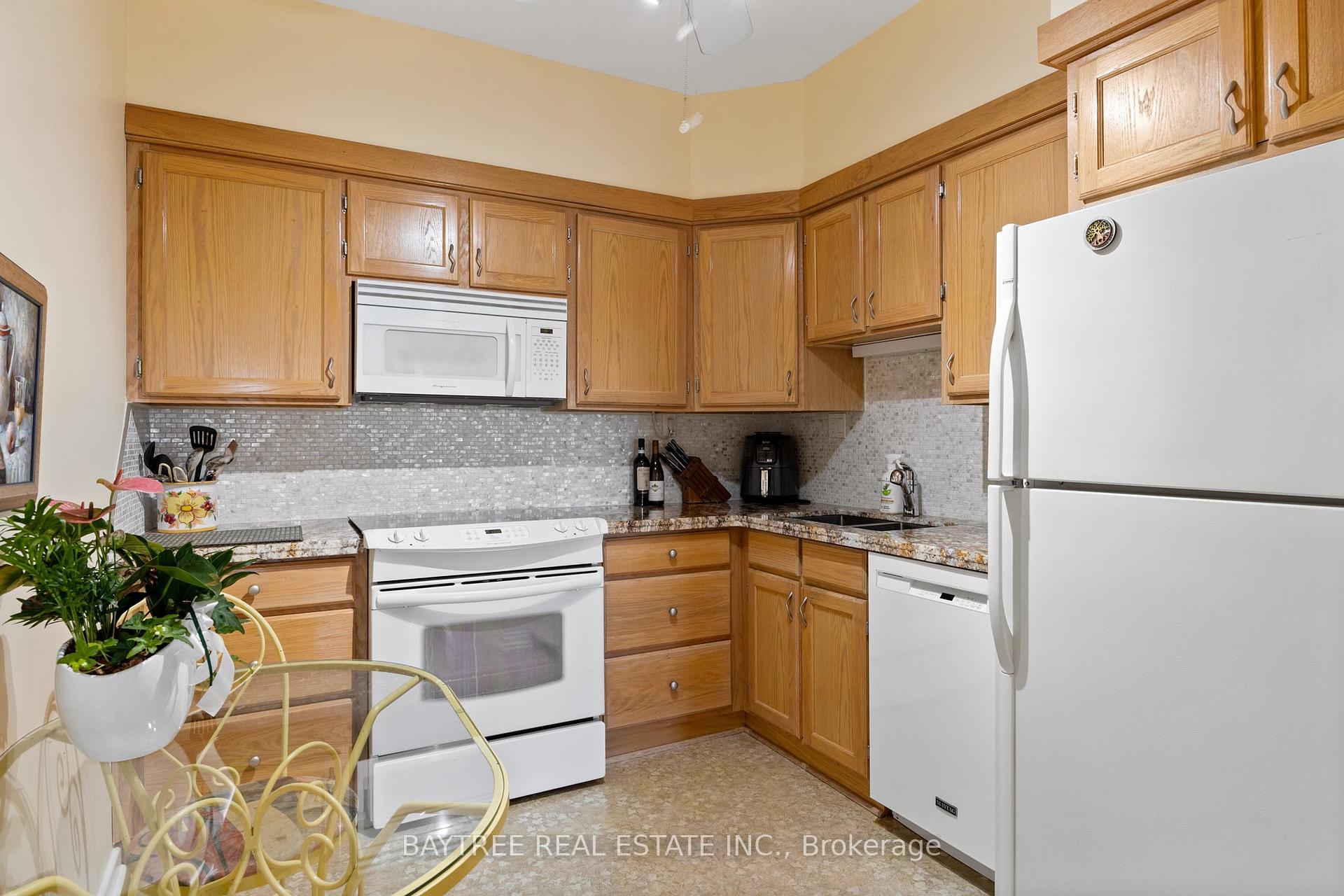 Photo 9 of Unit 803, 3663 Riverside Drive E, Windsor — HOMEH