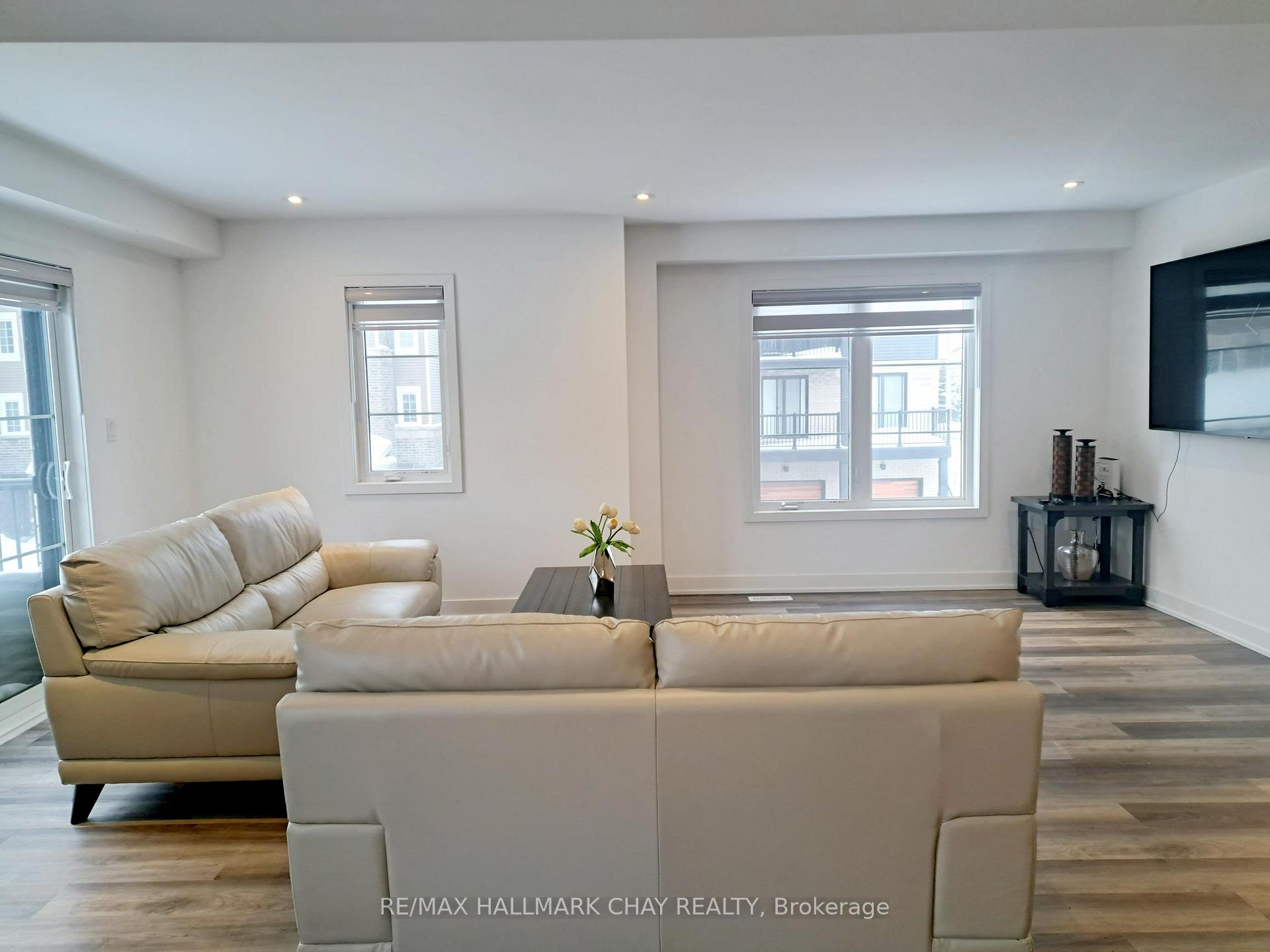 Photo 8 of 60 Hay Lane, Barrie, Innis-Shore — HOMEH