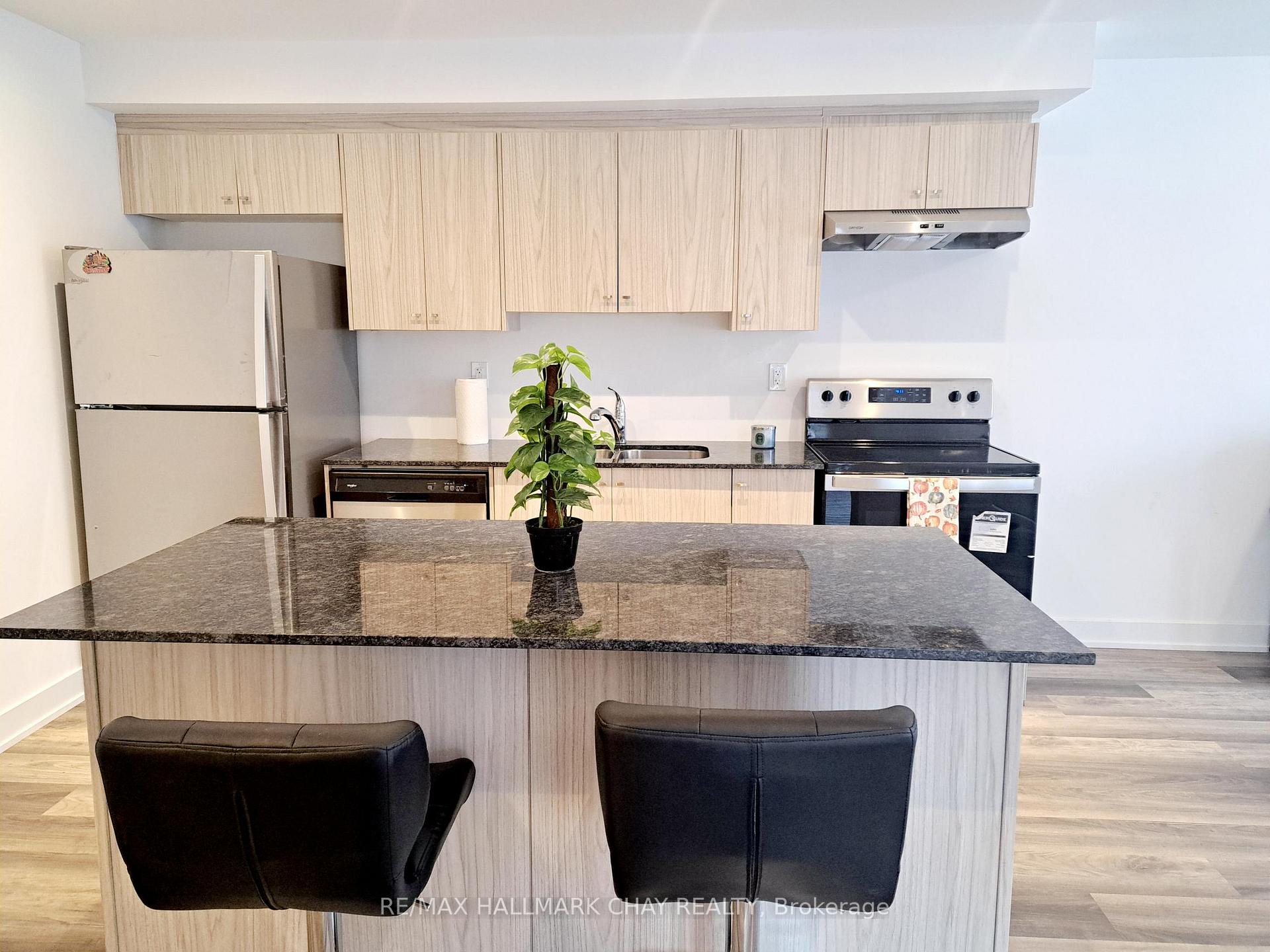 Photo 18 of 60 Hay Lane, Barrie, Innis-Shore — HOMEH