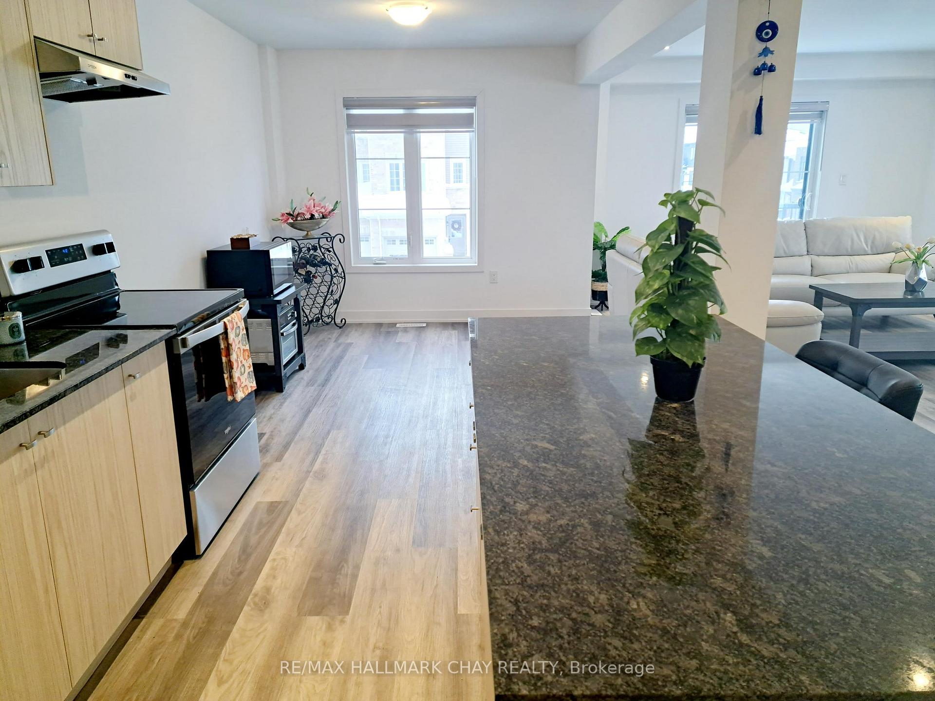 Photo 12 of 60 Hay Lane, Barrie, Innis-Shore — HOMEH