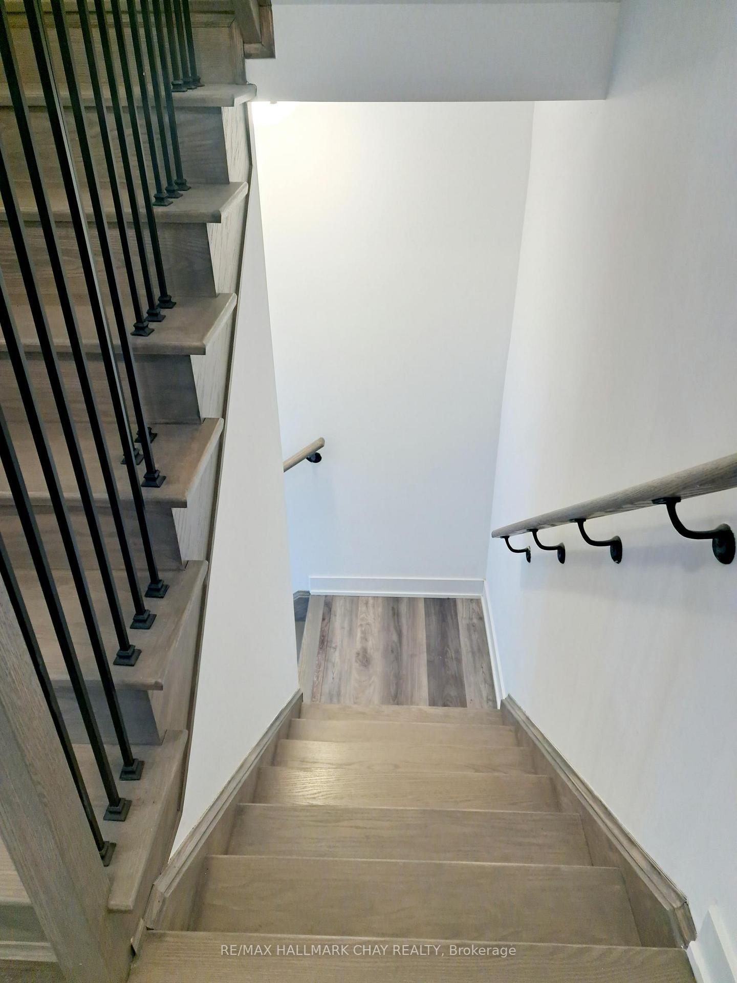 Photo 14 of 60 Hay Lane, Barrie, Innis-Shore — HOMEH