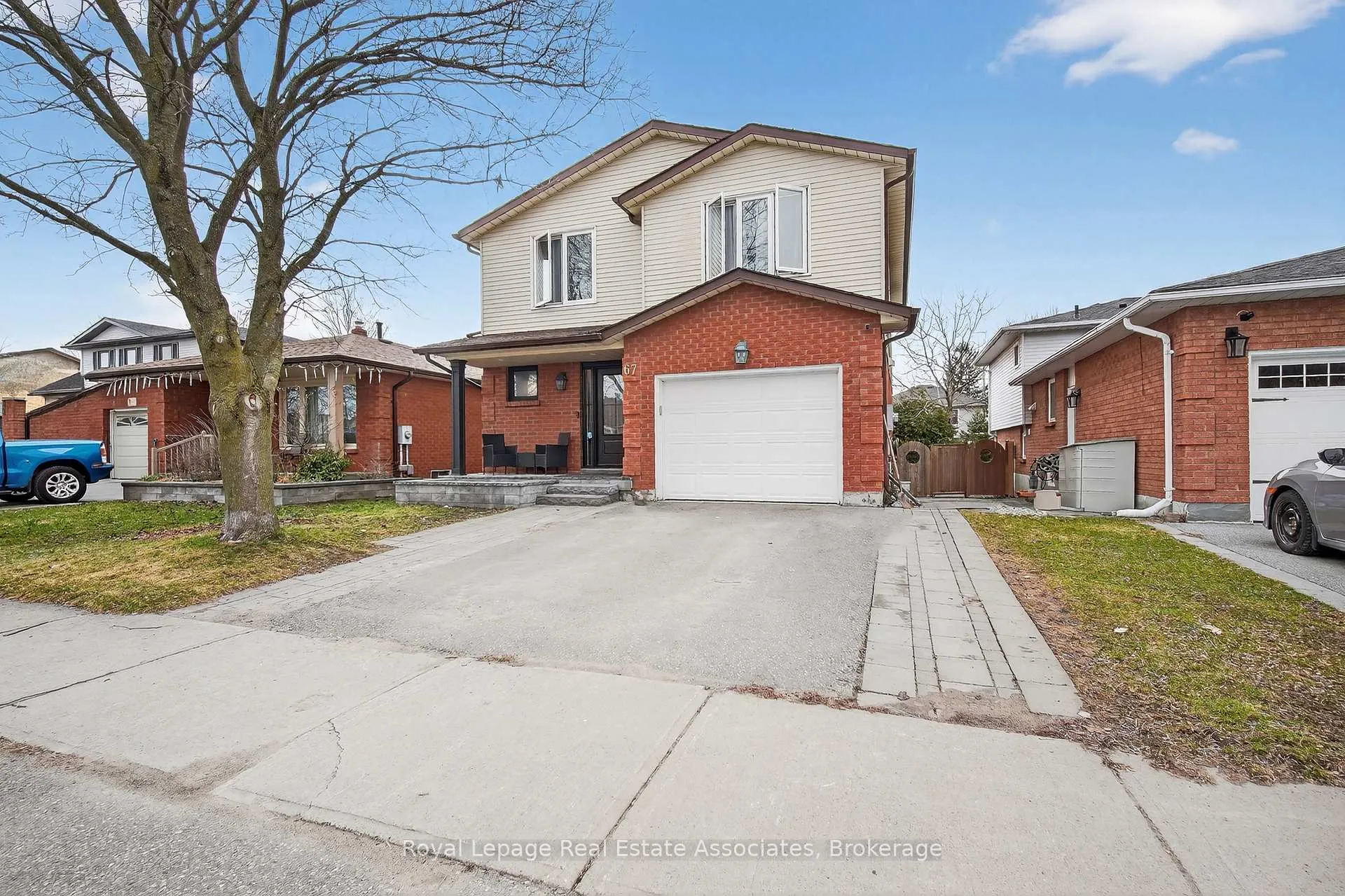 Photo 2 of 67 Beechnut Crescent, Clarington, Courtice — HOMEH