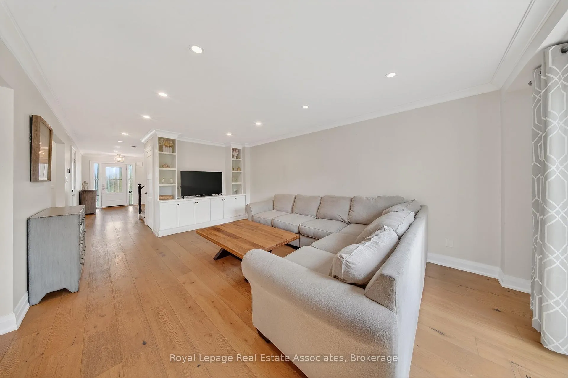 Photo 9 of 67 Beechnut Crescent, Clarington, Courtice — HOMEH