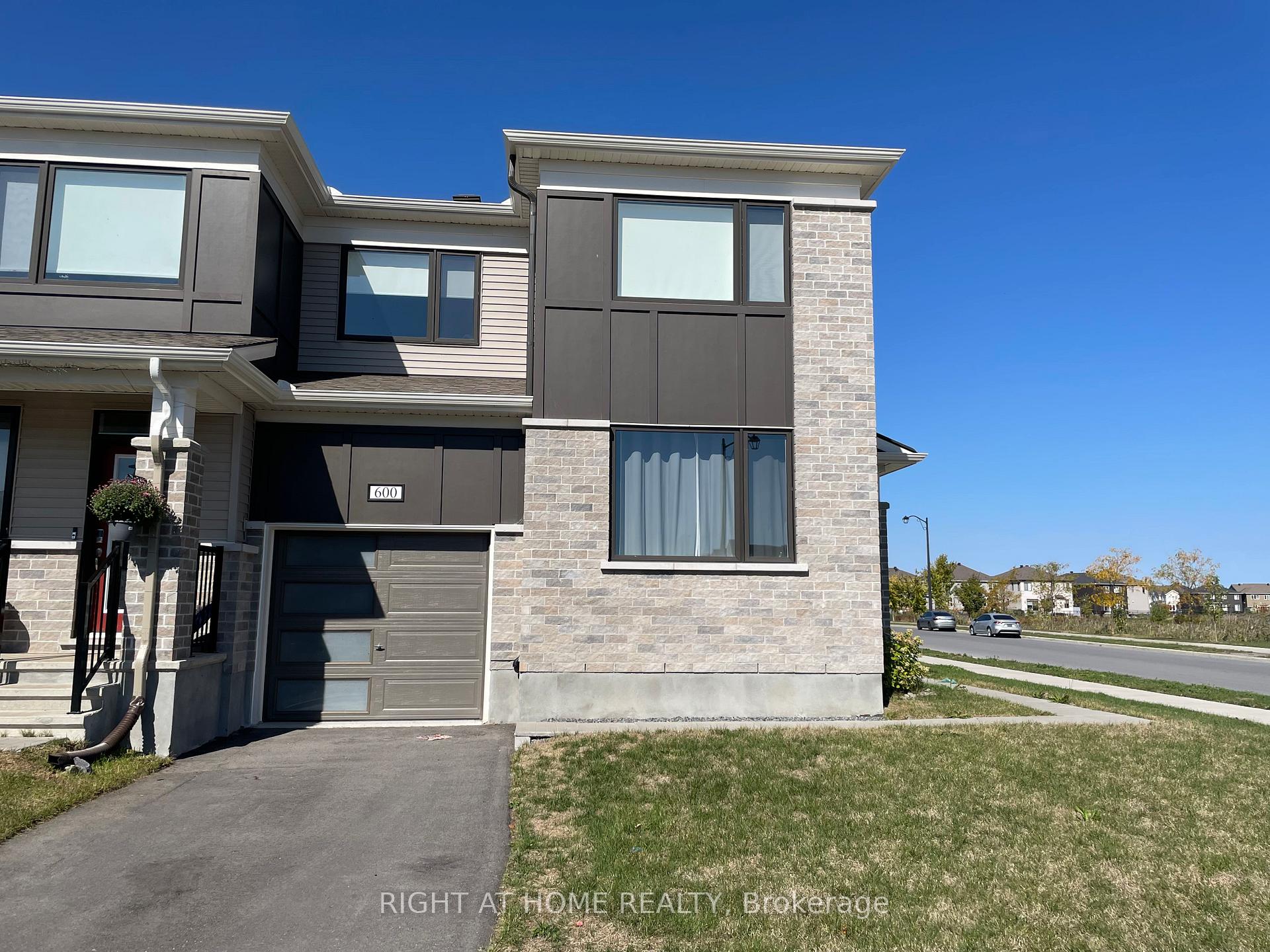 Photo 3 of 600 Cygnus Street, Ottawa, Barrhaven - Half Moon Bay — HOMEH