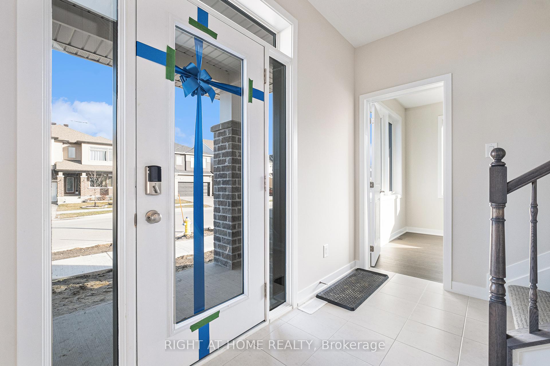 Photo 4 of 600 Cygnus Street, Ottawa, Barrhaven - Half Moon Bay — HOMEH