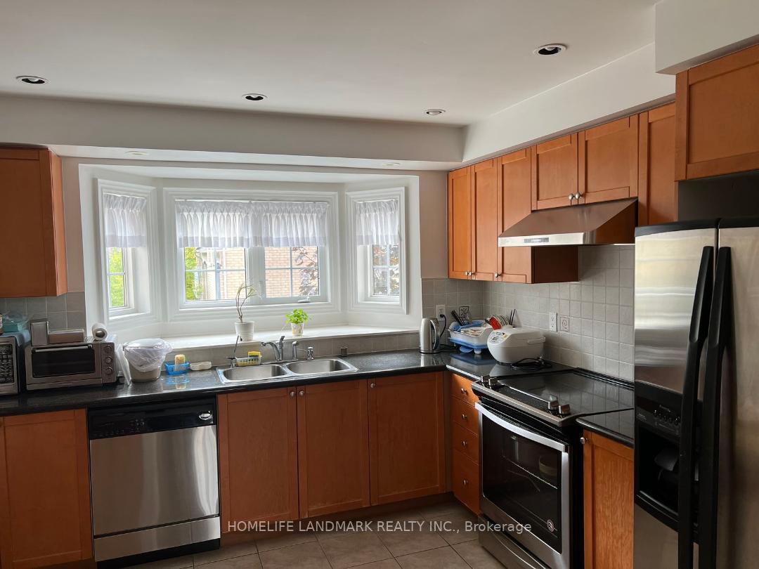 Photo 2 of Unit Bedroom, 38 Legends Way, Markham, Unionville — HOMEH