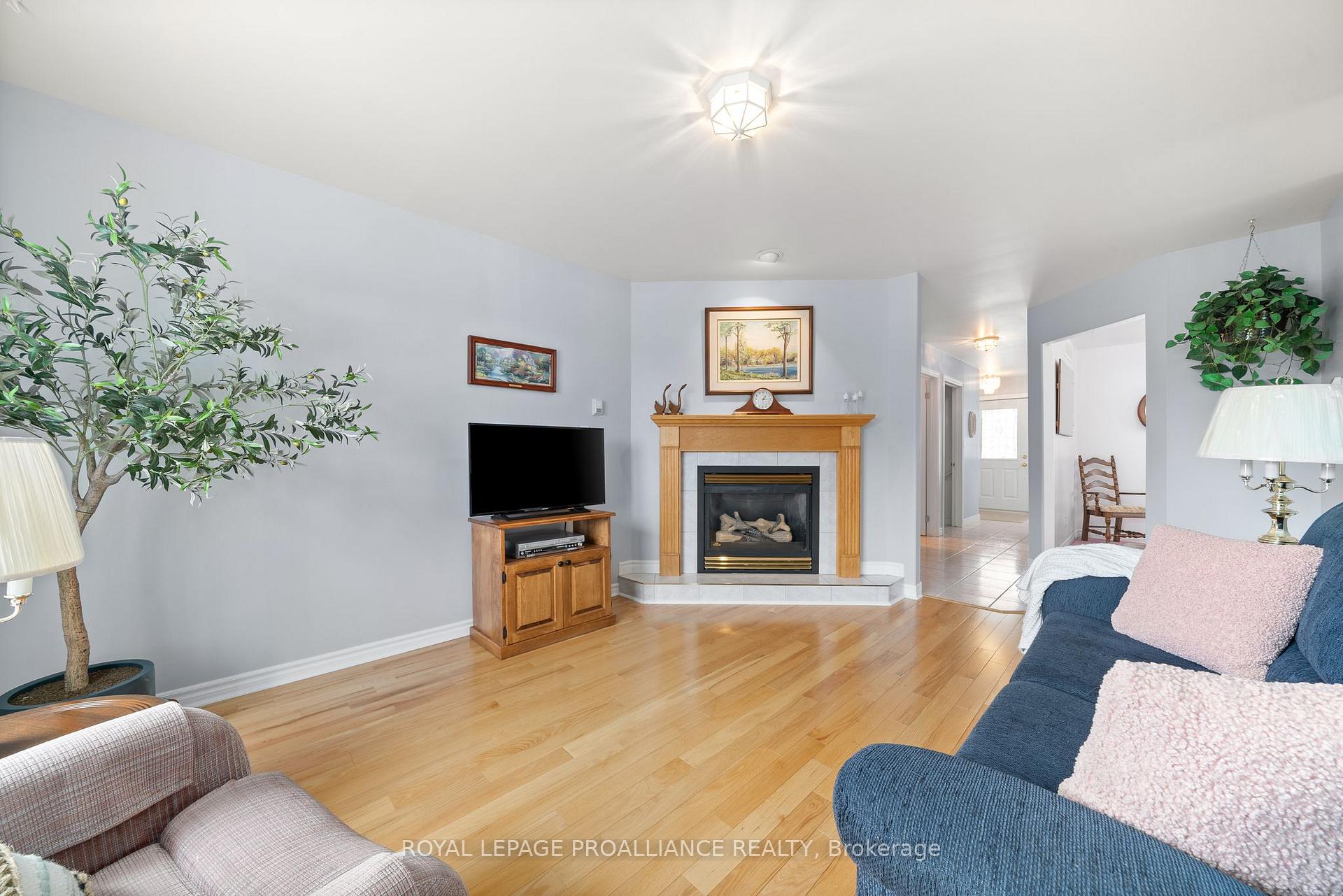Photo 14 of 21 Grosvenor Drive, Belleville, Belleville Ward — HOMEH