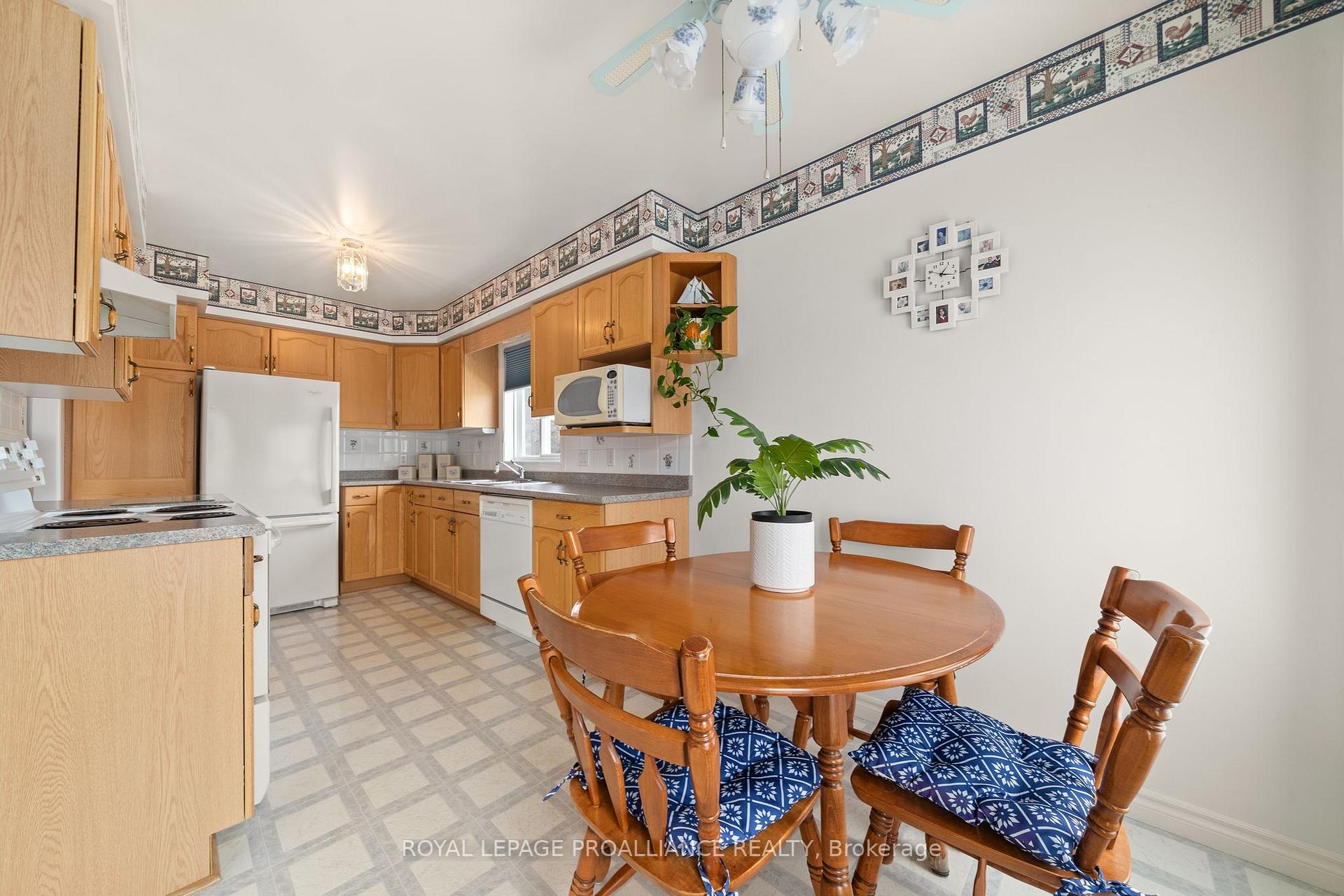 Photo 12 of 21 Grosvenor Drive, Belleville, Belleville Ward — HOMEH