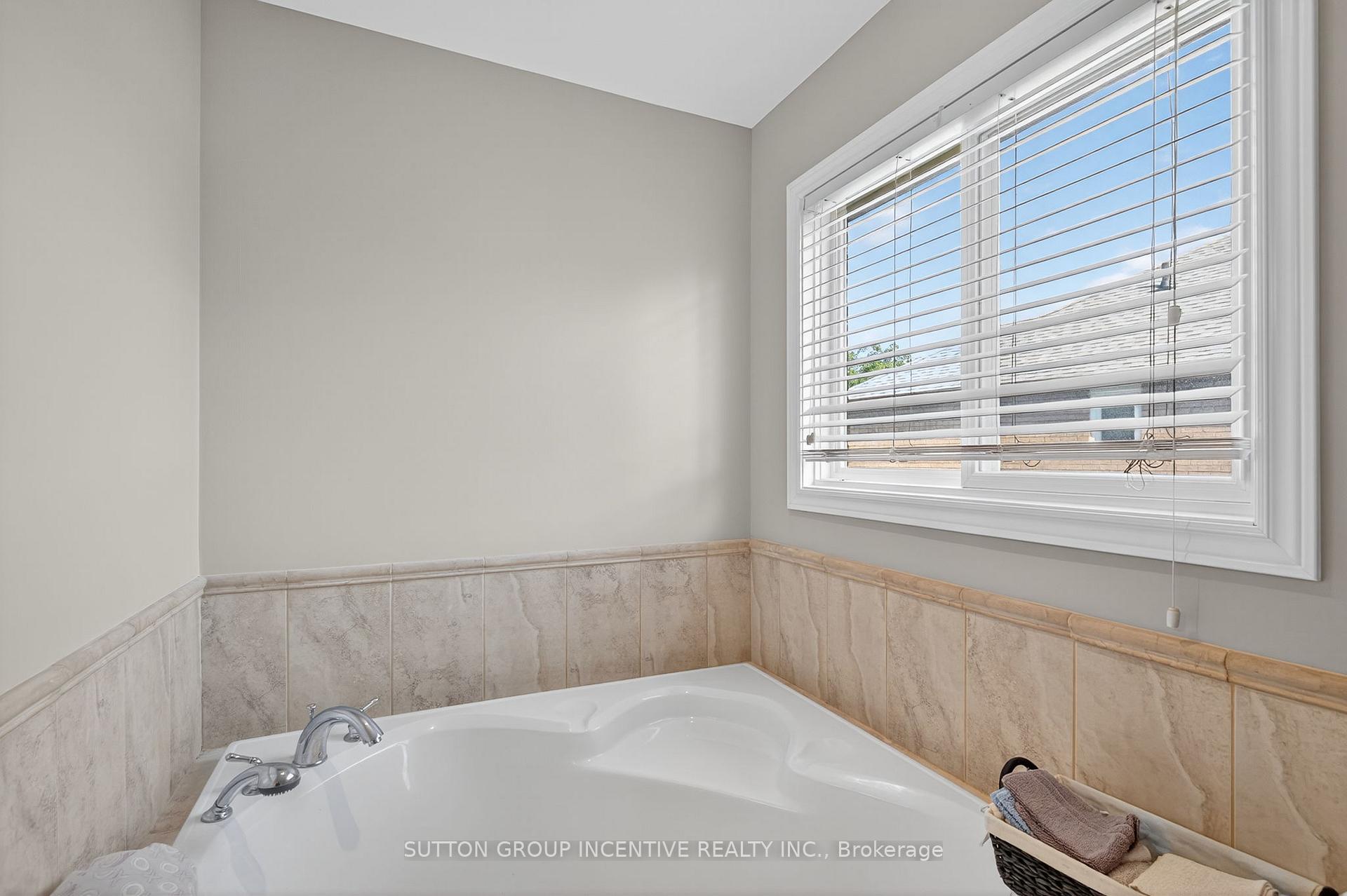 Photo 21 of 25 Brunton Crescent, Barrie, Painswick North — HOMEH