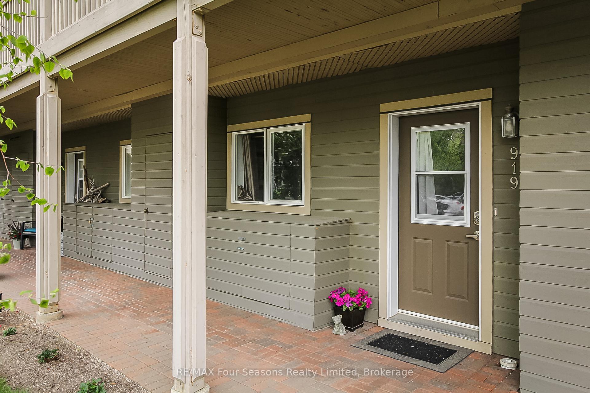 Photo 2 of 919 Cedar Pointe Court, Collingwood — HOMEH