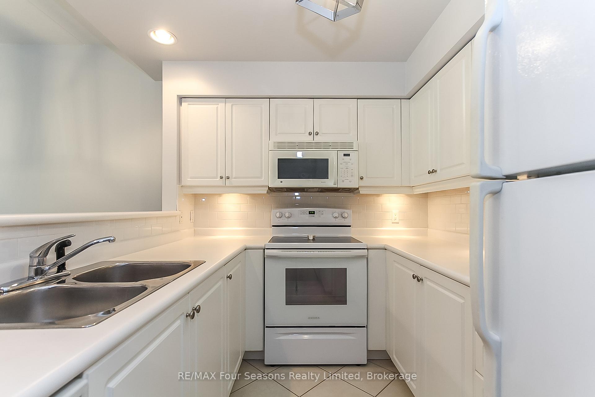 Photo 10 of 919 Cedar Pointe Court, Collingwood — HOMEH