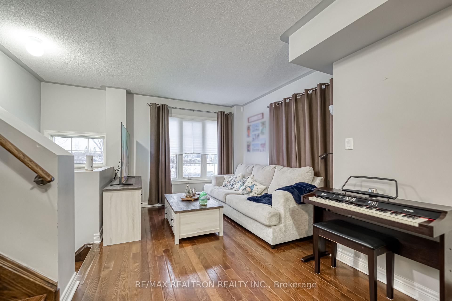 Photo 2 of 29 Cooperage Lane, Ajax, Central — HOMEH