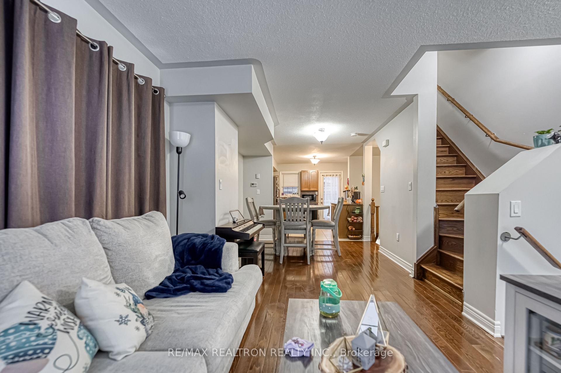 Photo 8 of 29 Cooperage Lane, Ajax, Central — HOMEH