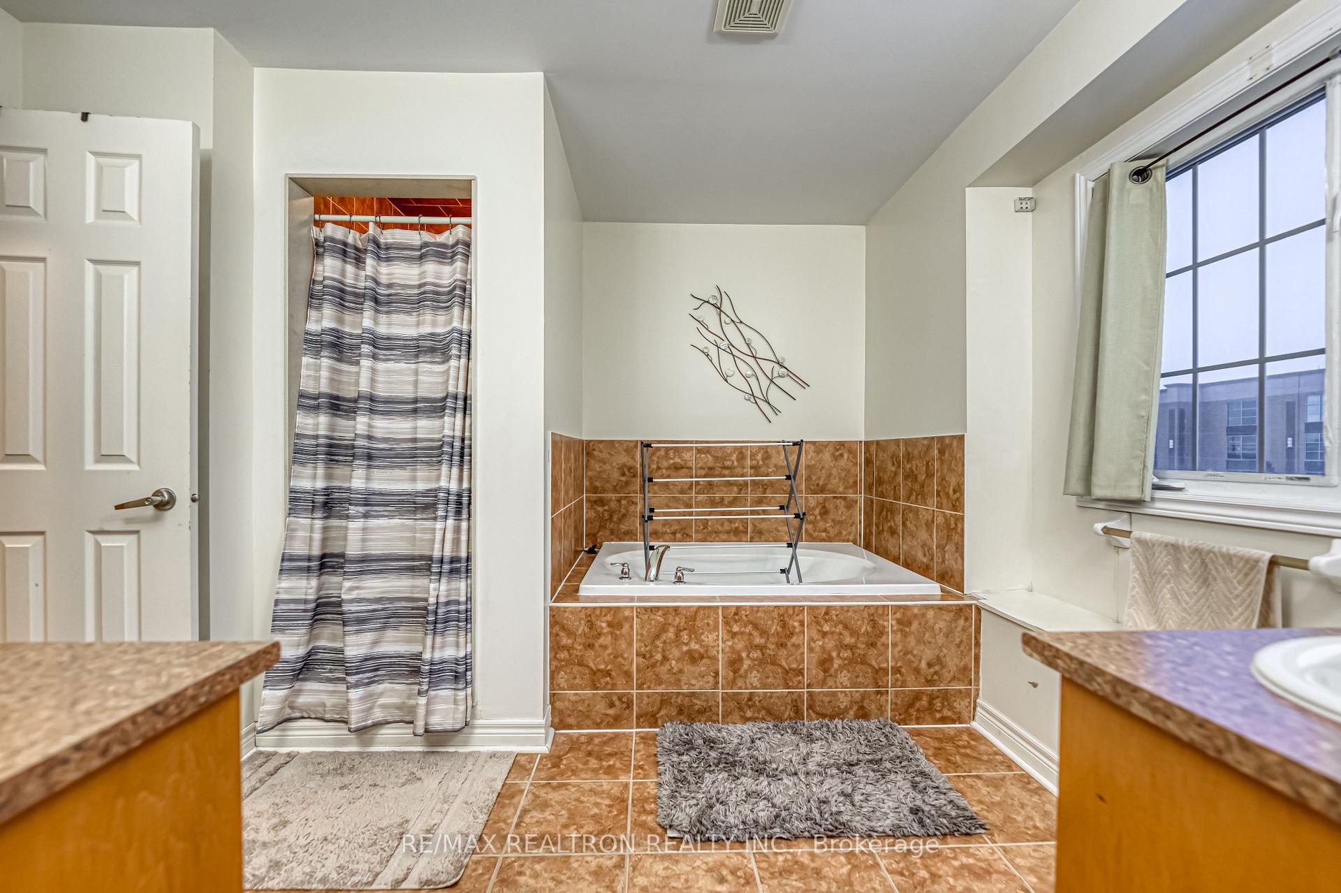 Photo 24 of 29 Cooperage Lane, Ajax, Central — HOMEH