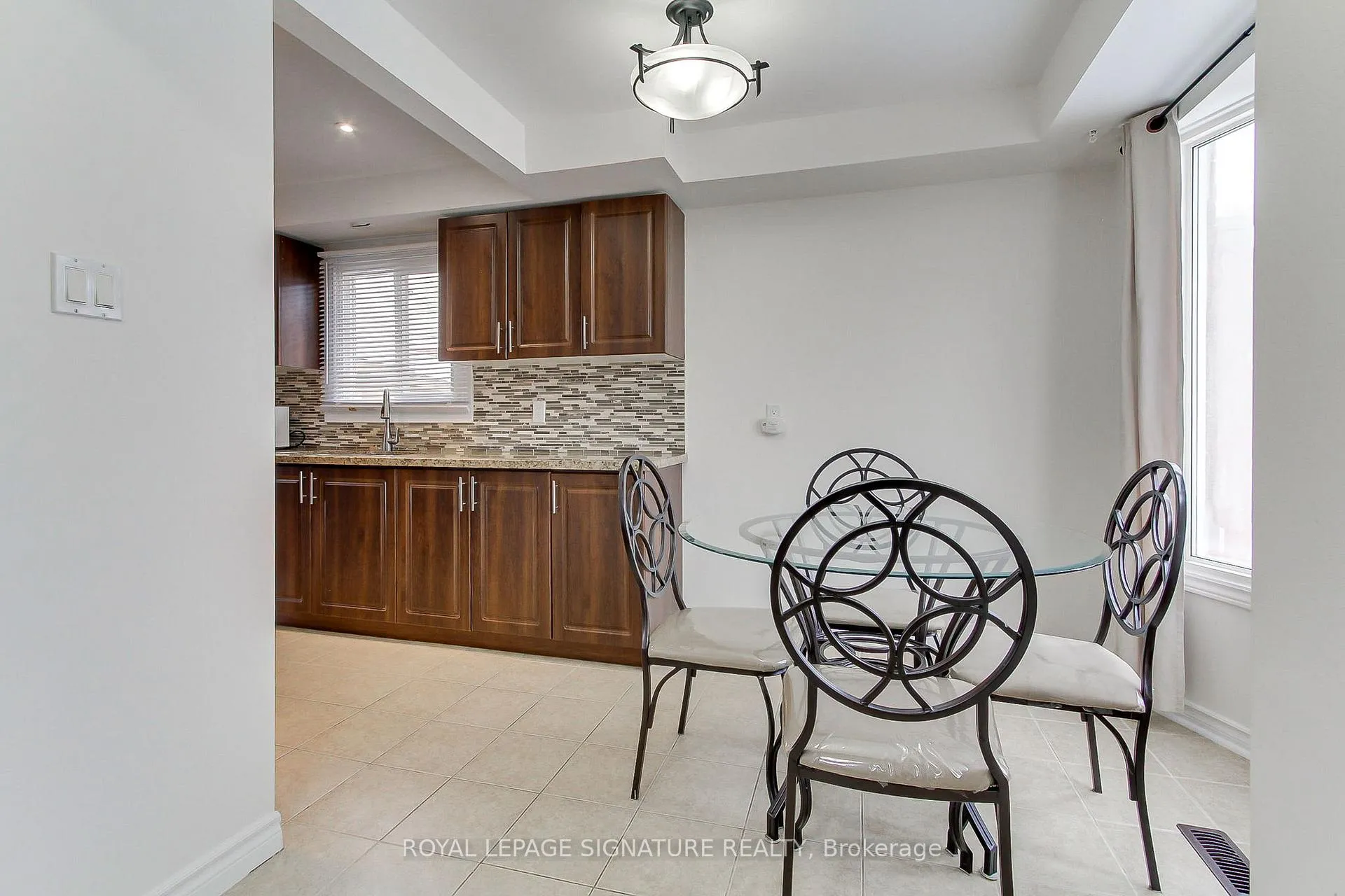 Photo 10 of 6 Driftwood Crescent, Brampton, Heart Lake East — HOMEH