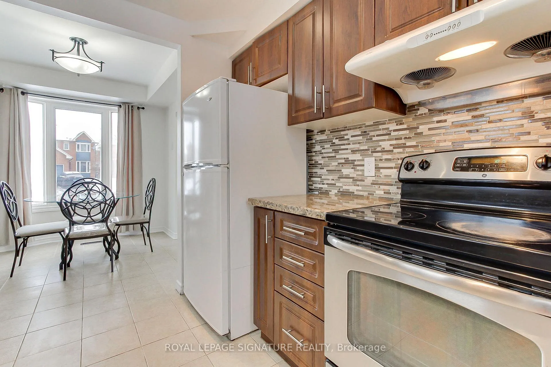 Photo 16 of 6 Driftwood Crescent, Brampton, Heart Lake East — HOMEH