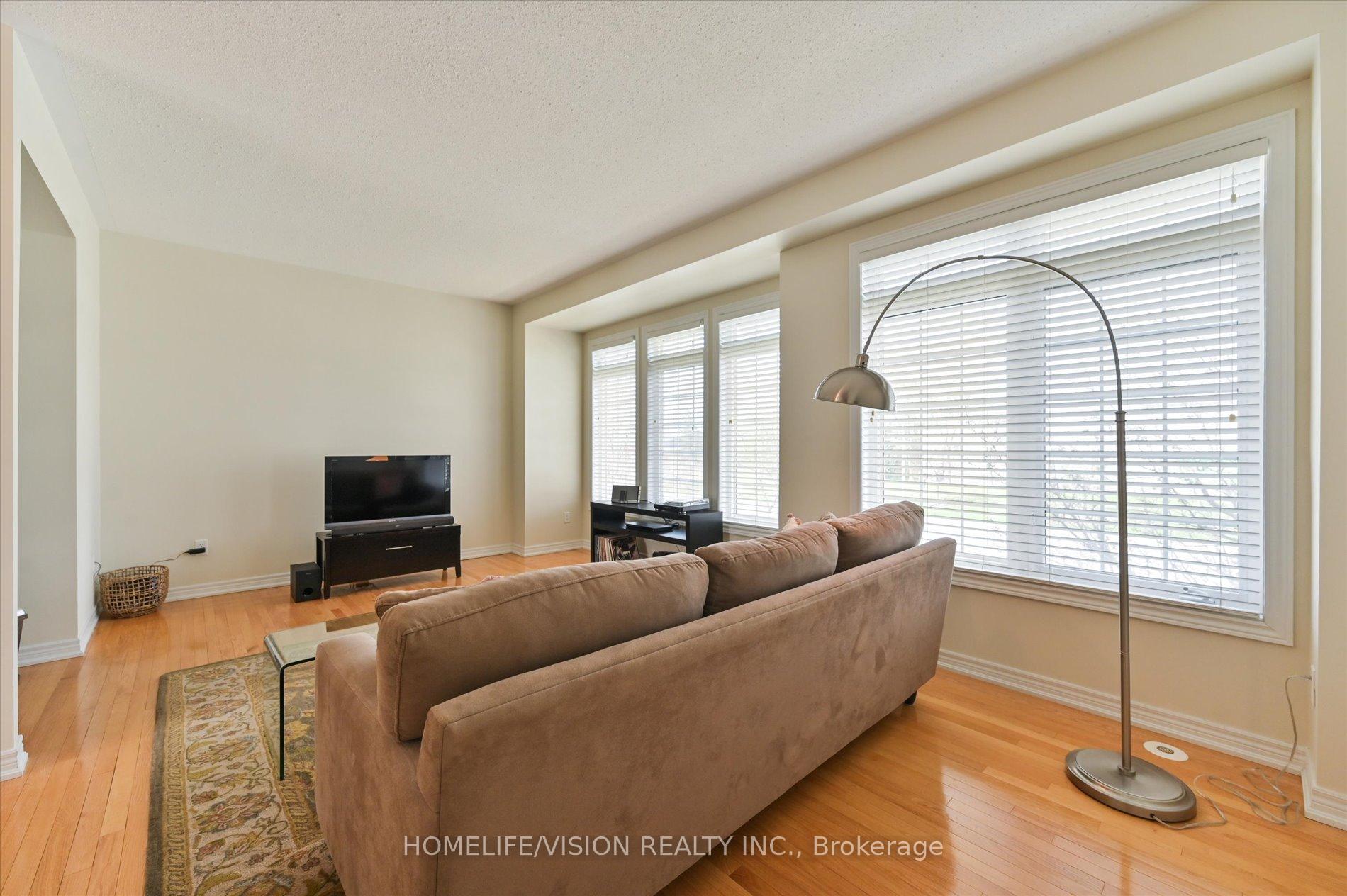 Photo 9 of 151 Zokol Drive, Aurora, Bayview Northeast — HOMEH