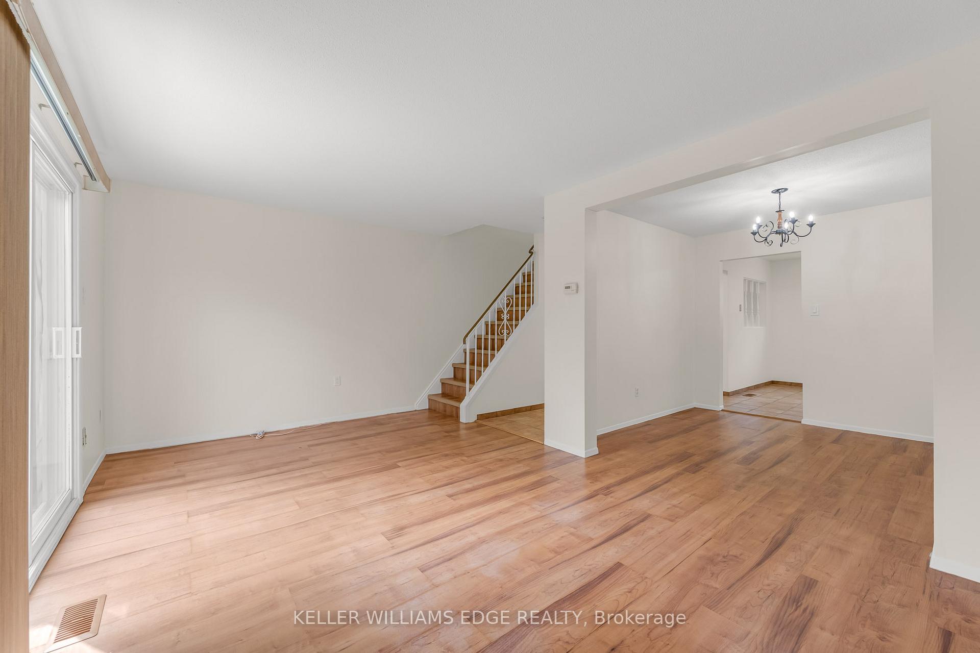 Photo 3 of 924 Mohawk Road W, Hamilton, Mountview — HOMEH
