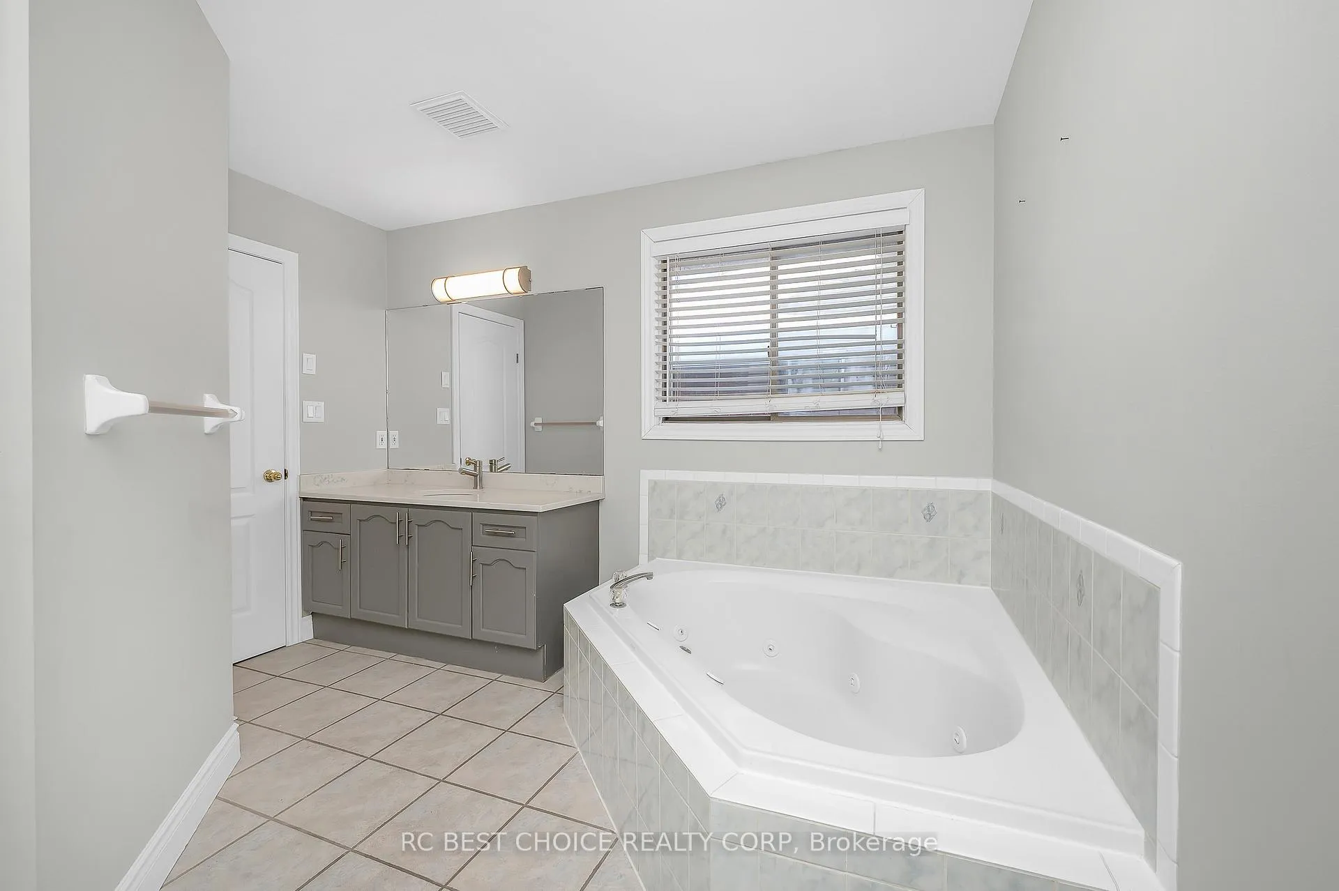Photo 25 of 50 Pelham Drive, Hamilton, Ancaster — HOMEH