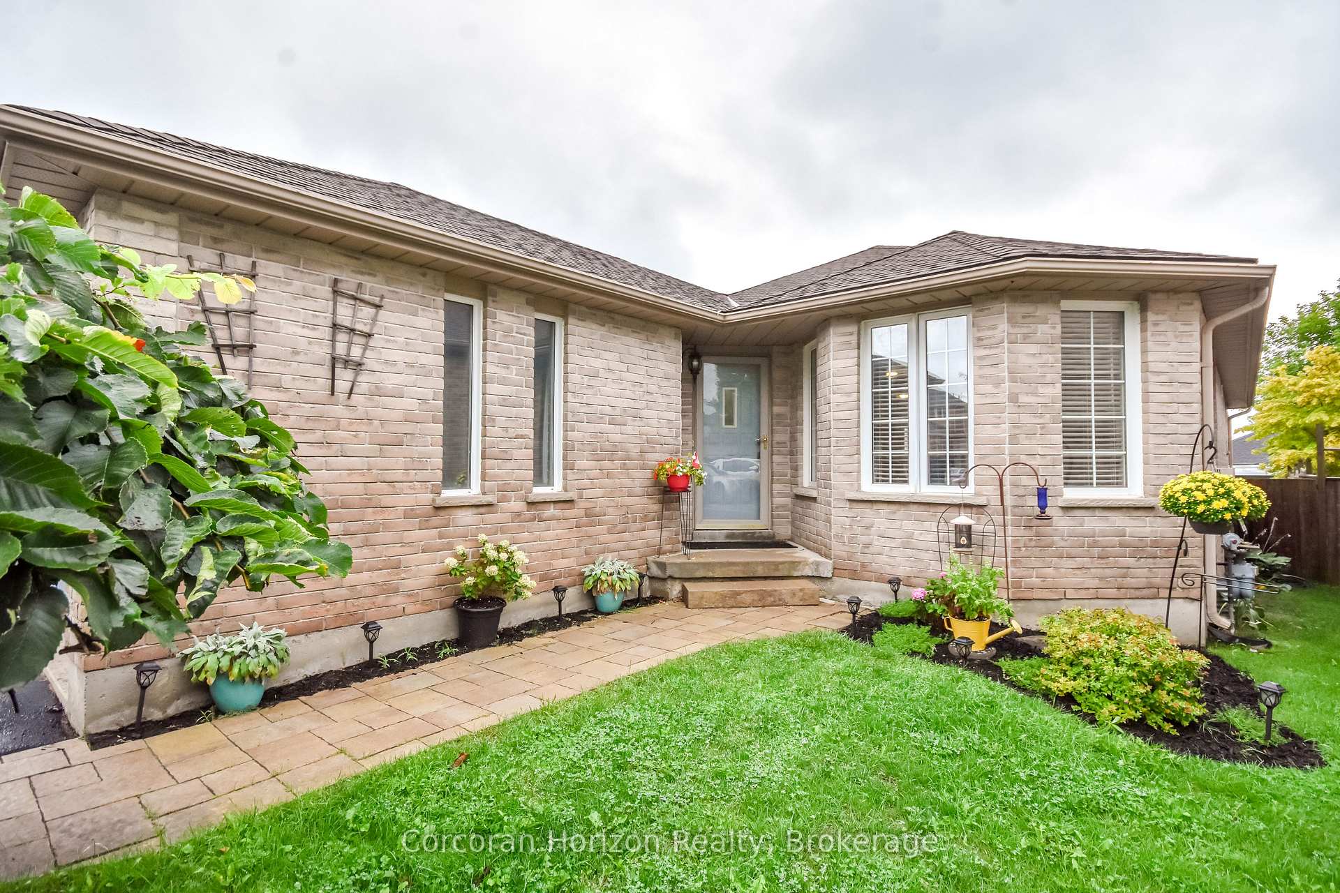 Photo 4 of 52 Stephanie Lane, Barrie, Painswick South — HOMEH