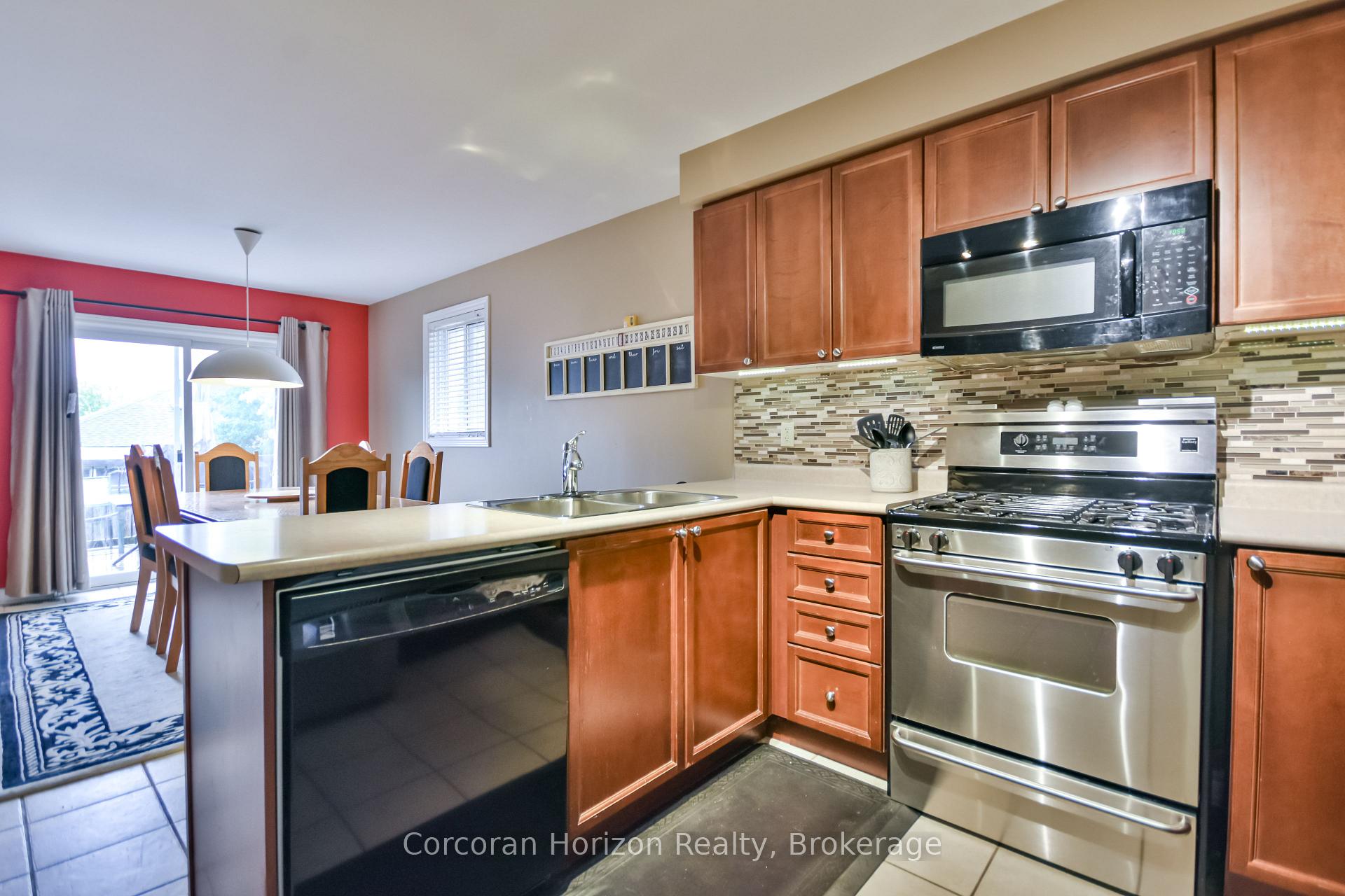 Photo 10 of 52 Stephanie Lane, Barrie, Painswick South — HOMEH