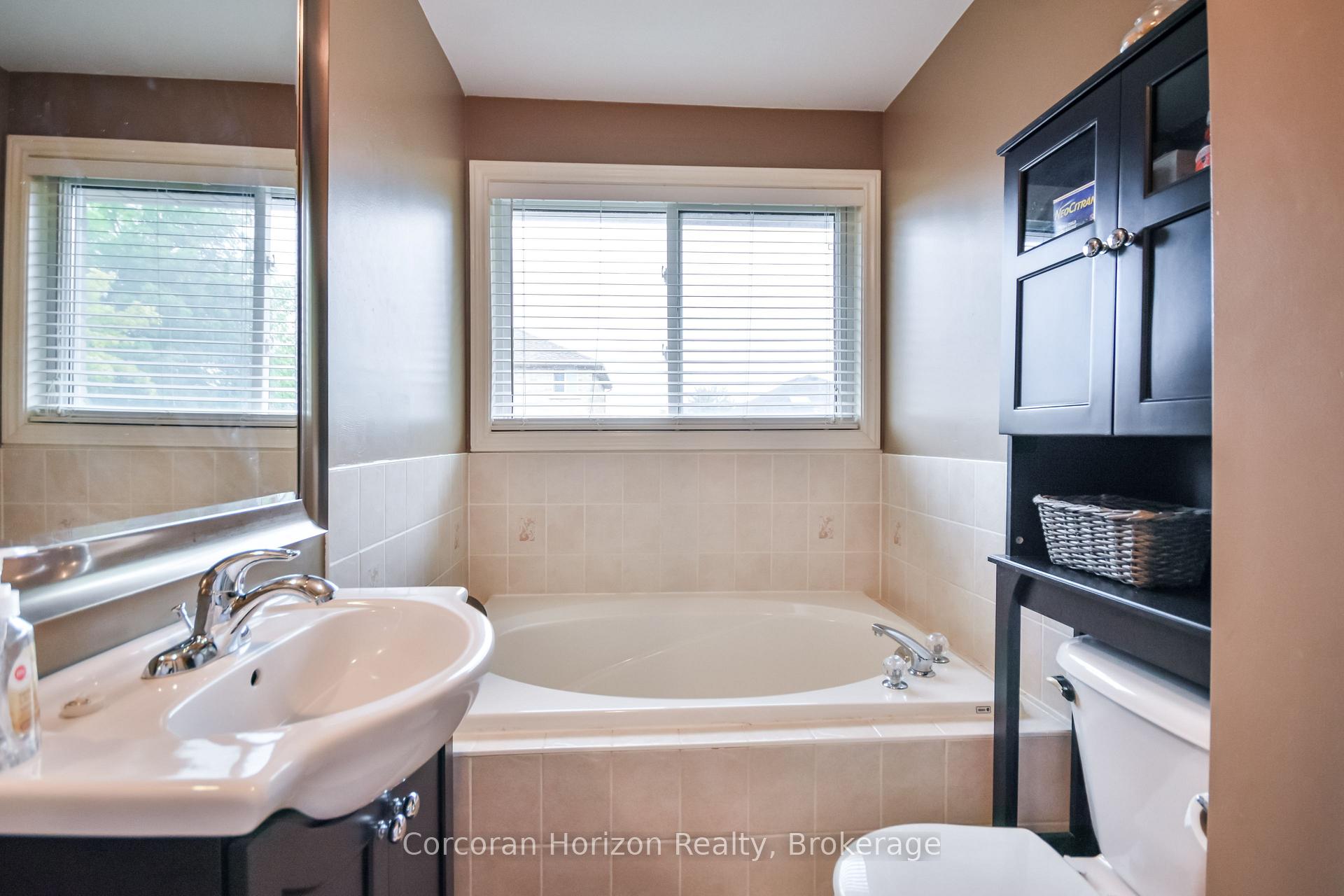 Photo 22 of 52 Stephanie Lane, Barrie, Painswick South — HOMEH