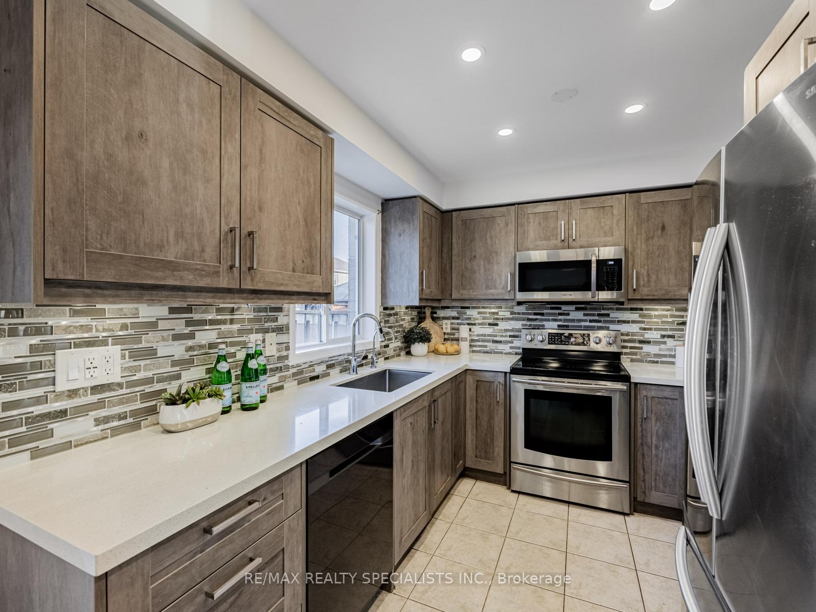 Photo 7 of 30 Baha Crescent, Brampton, Fletcher's Meadow — HOMEH