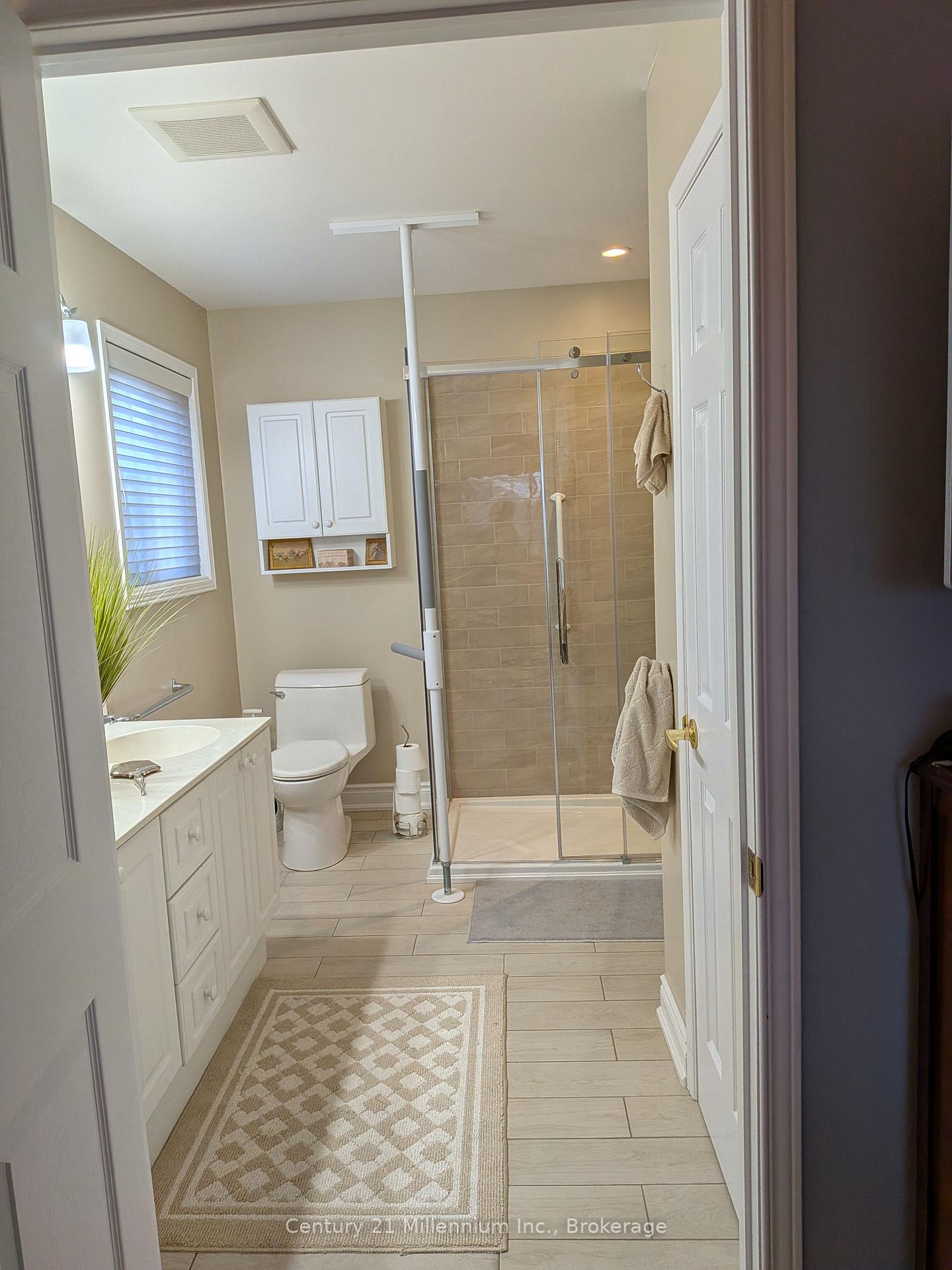 Photo 20 of 39 Westwind Drive, Collingwood — HOMEH