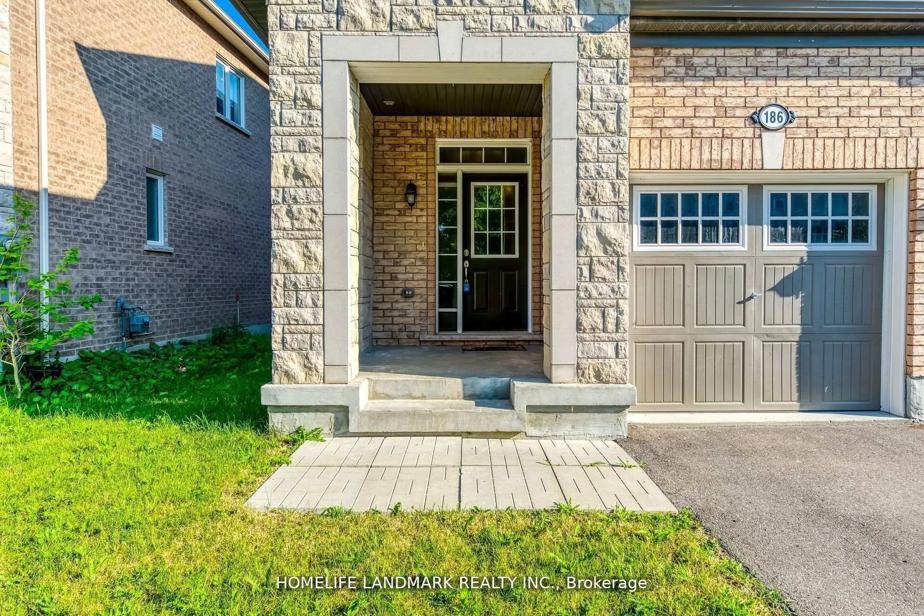 Photo 2 of 186 Degraaf Crescent, Aurora, Rural Aurora — HOMEH