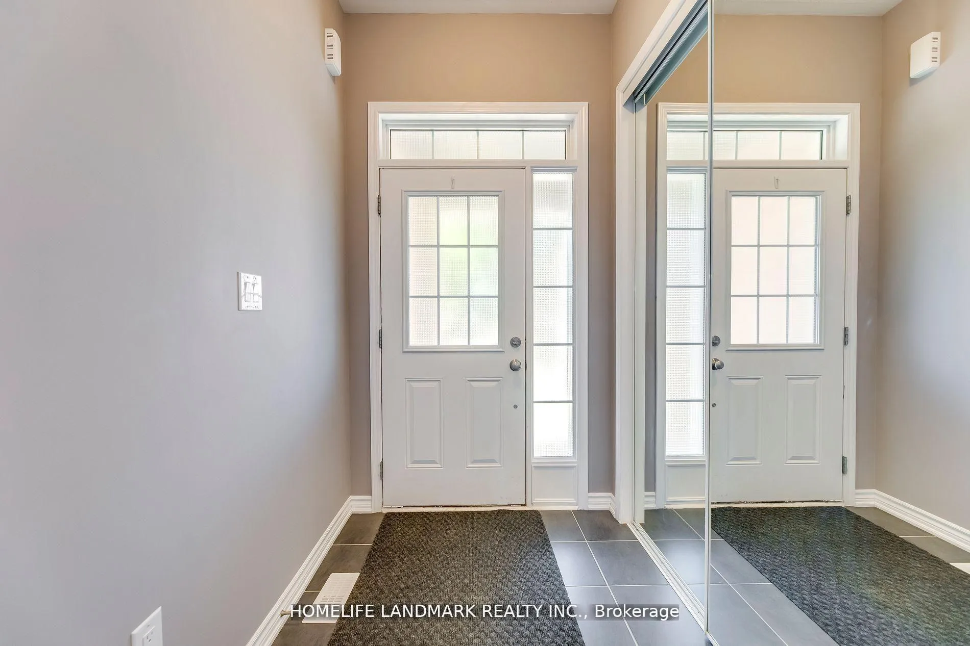 Photo 3 of 186 Degraaf Crescent, Aurora, Rural Aurora — HOMEH