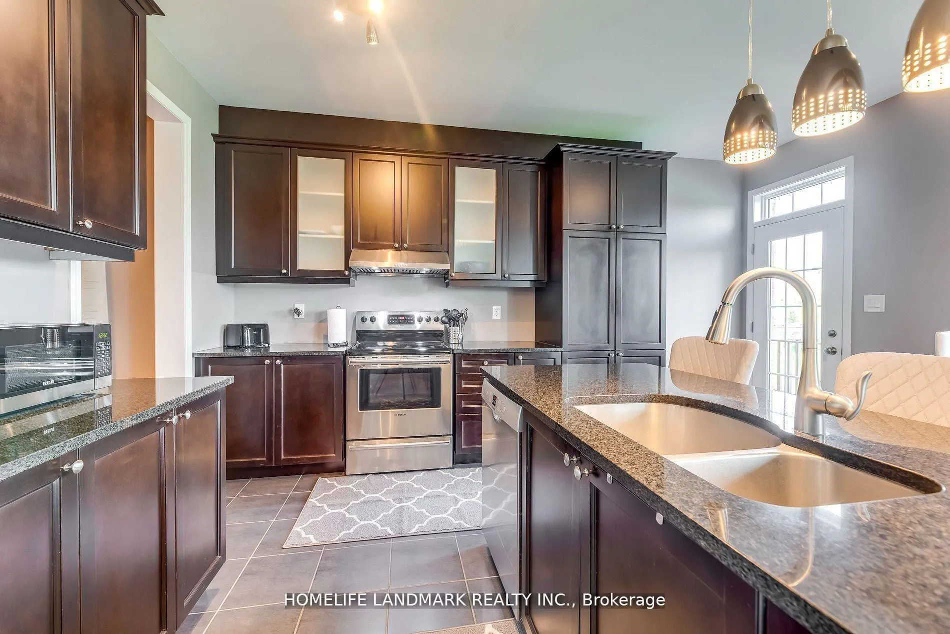 Photo 12 of 186 Degraaf Crescent, Aurora, Rural Aurora — HOMEH