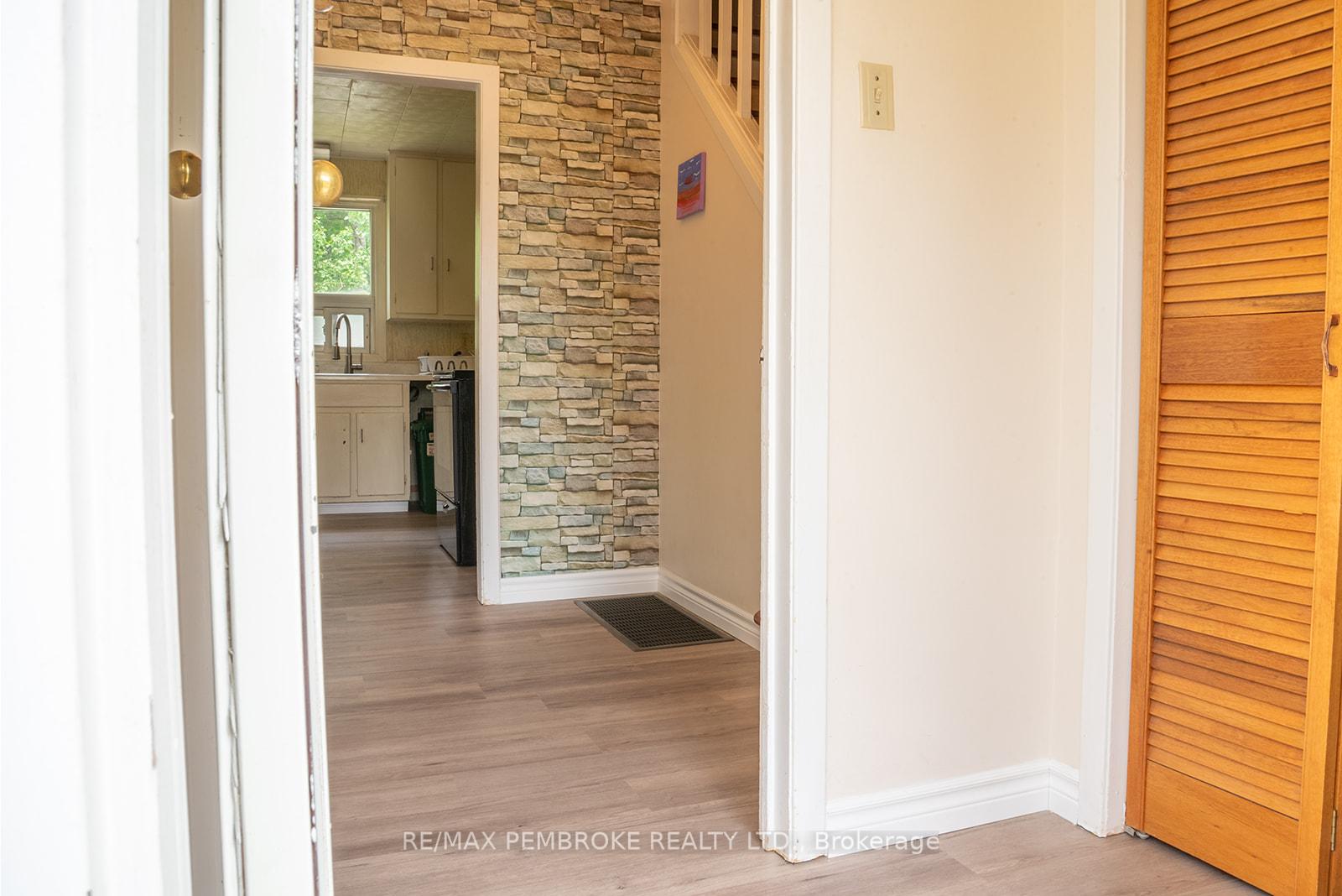 Photo 3 of 92 Algonquin Street, Deep River — HOMEH