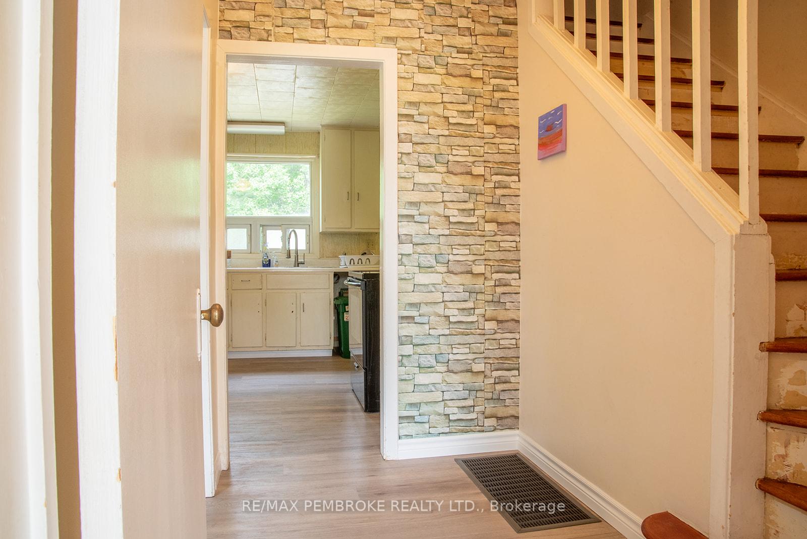 Photo 4 of 92 Algonquin Street, Deep River — HOMEH