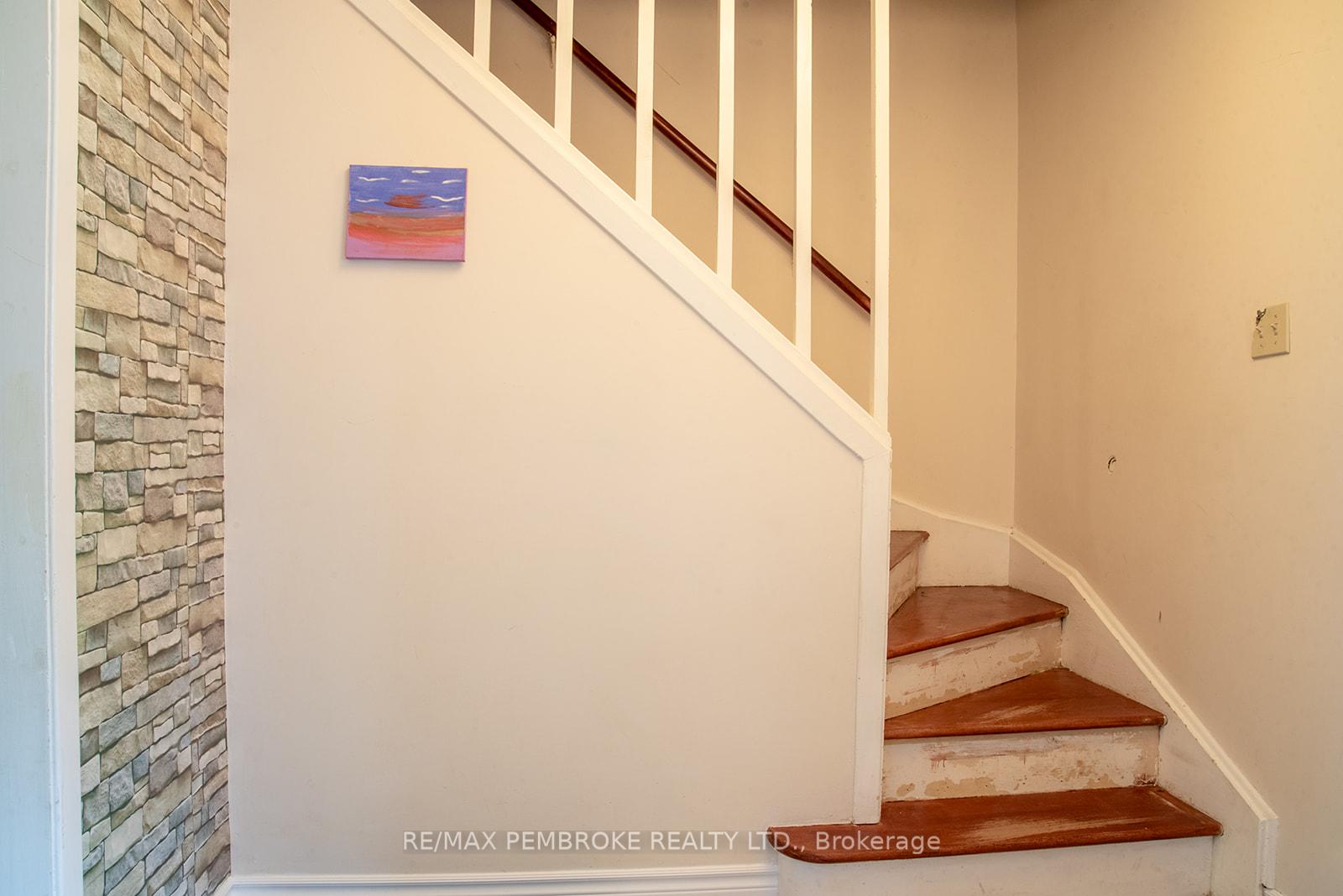 Photo 5 of 92 Algonquin Street, Deep River — HOMEH
